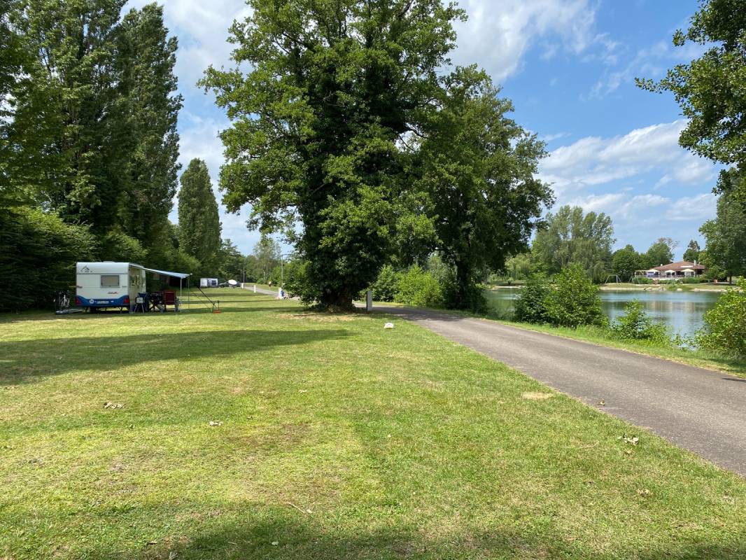 Breisgau-Camping Strandbad Silbersee — Campingplads in Freiburg im Breisgau