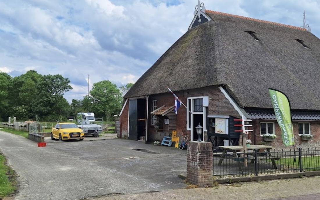 Camperplaats Oer de Wjuk — Motorhome pitch in Ternaard