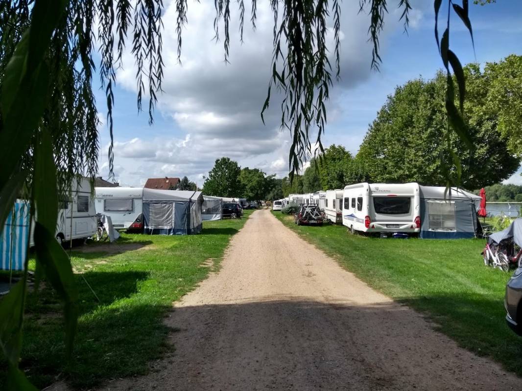 Inselrhein Heidenfahrt Campingplatz, Wein- und Biergarten — Photo 2