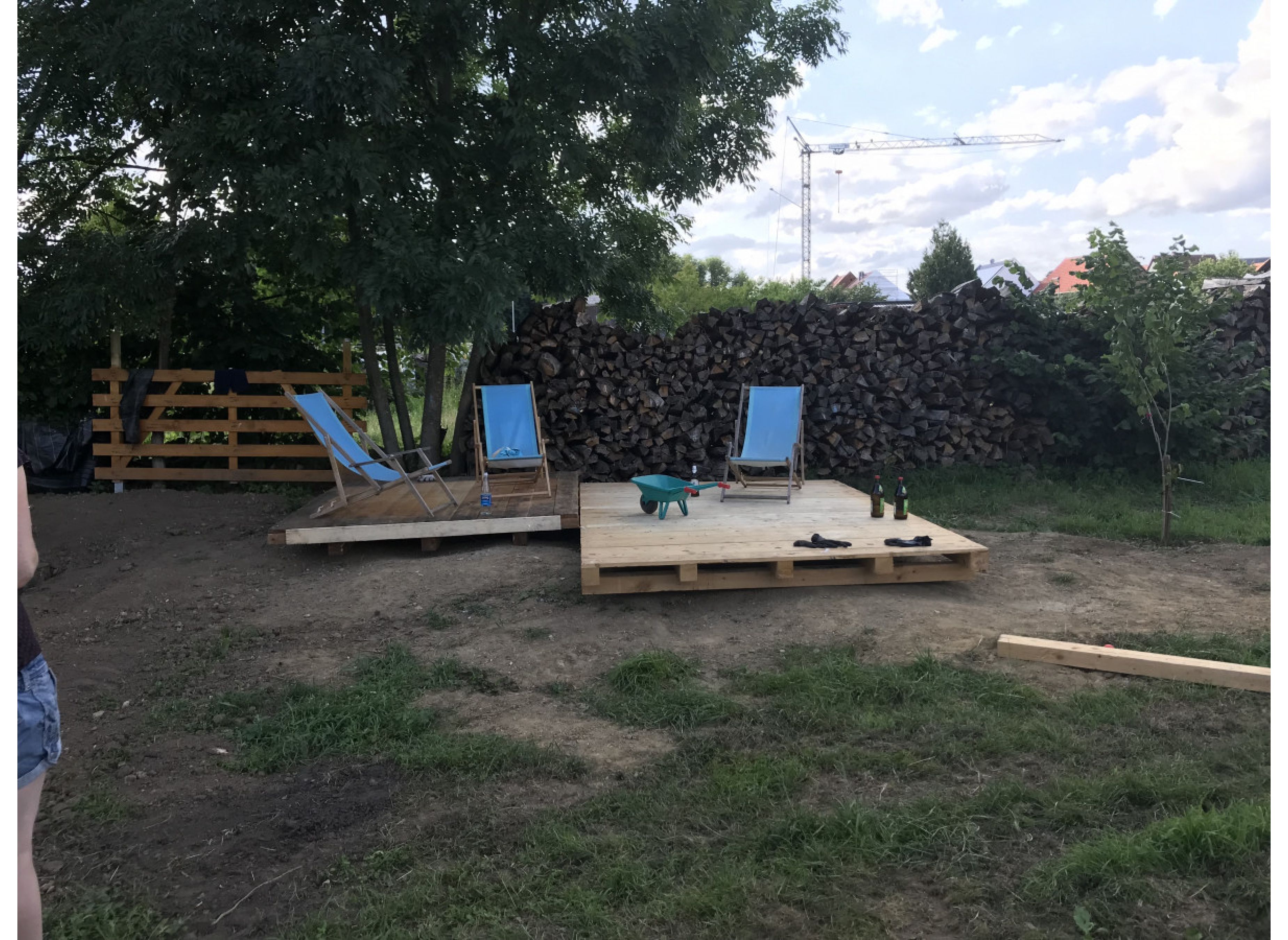 Auf der Wiese nahe der Wetter, umgeben von Kleingärten