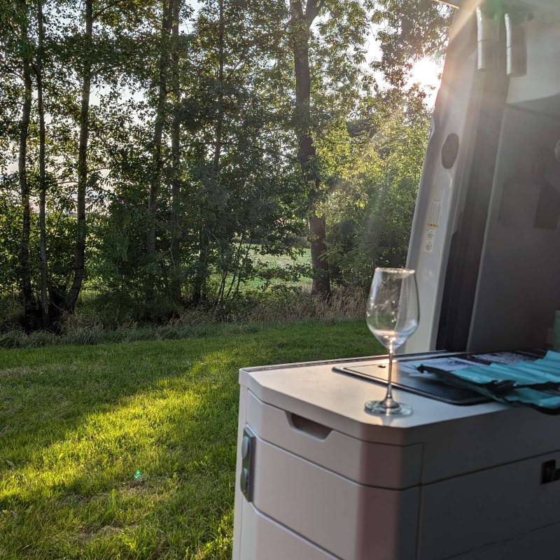 Stellplatz am Hof - Sonnige Küstenwiese mit weitem Blick über´s Feld — Photo 4