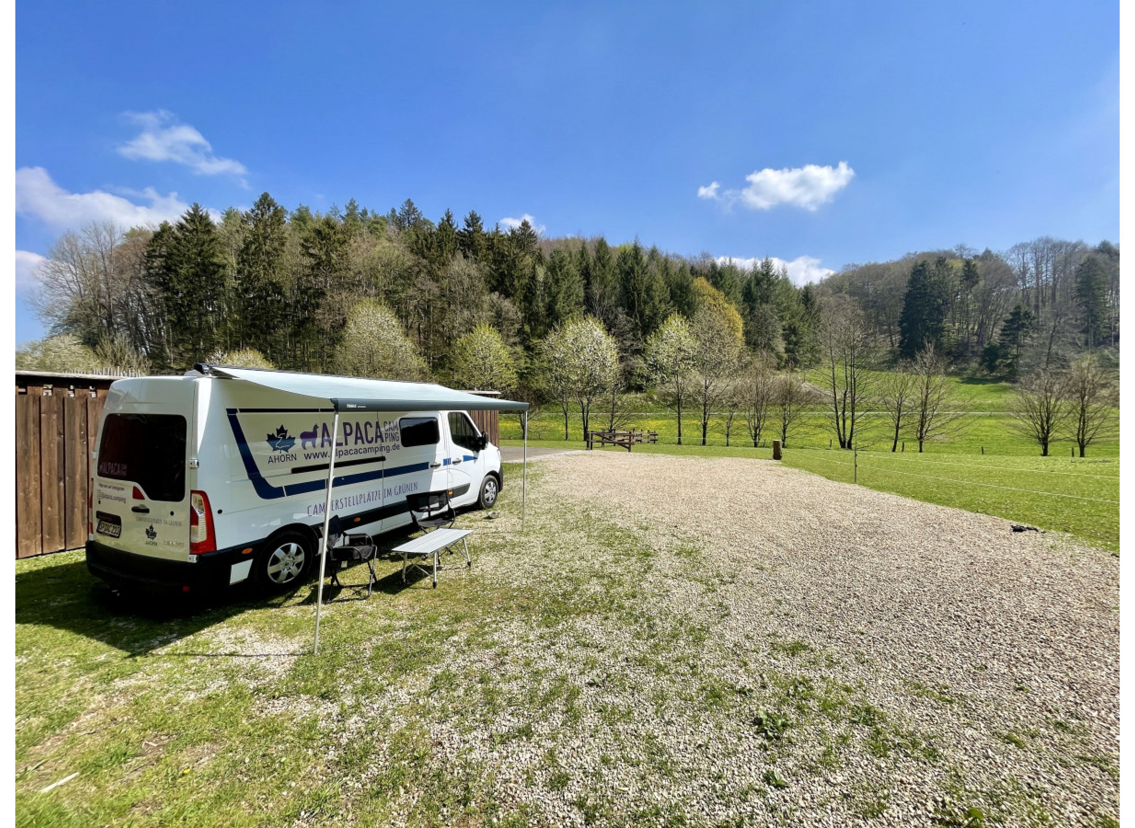 Wohnmobilstellplatz “Am Naturschutzgebiet” unter Bäumen