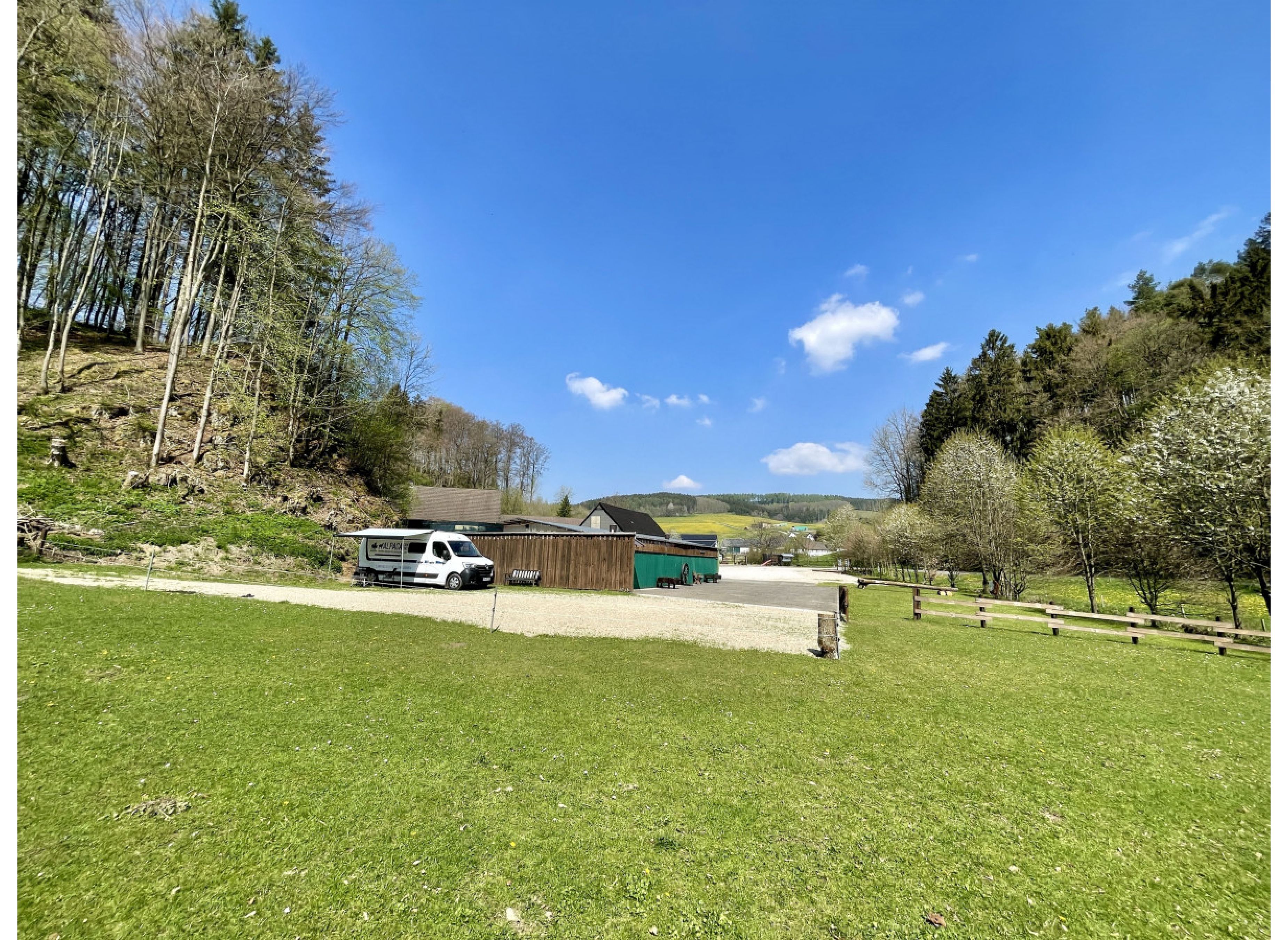 Wohnmobilstellplatz “Am Naturschutzgebiet” unter Bäumen — Photo 3