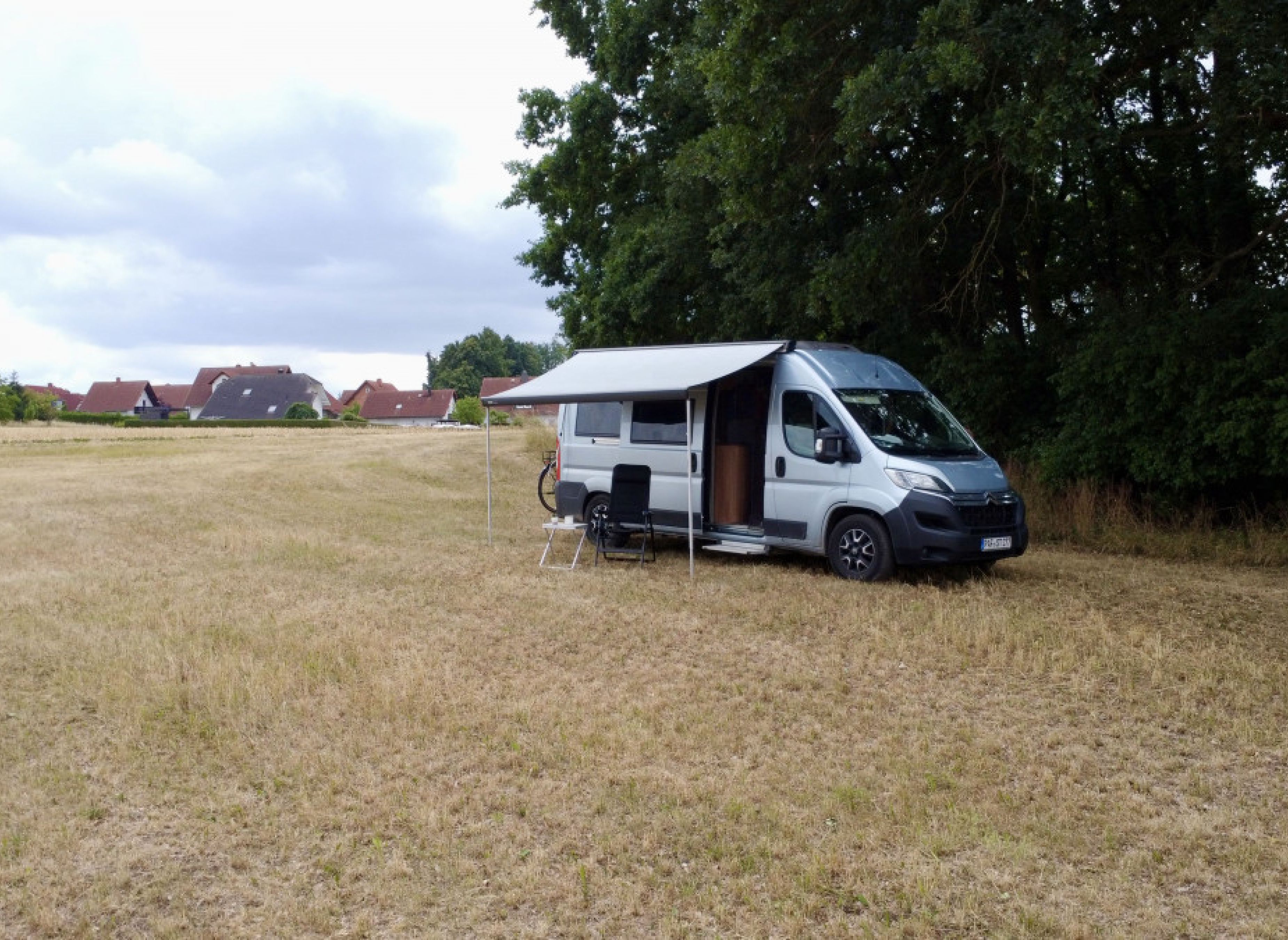 Natürlicher Stellplatz an einem kleinen Wäldchen