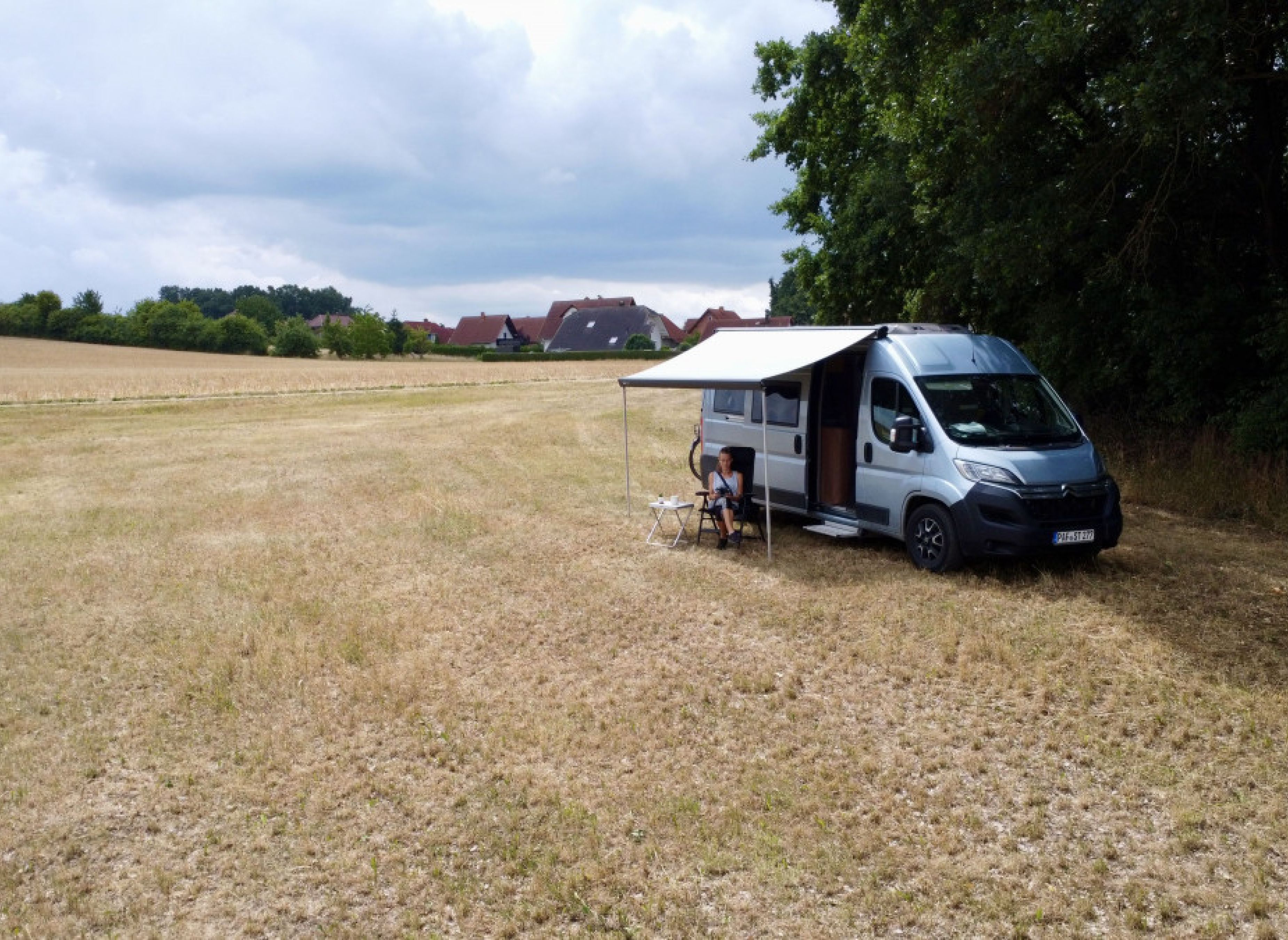 Natürlicher Stellplatz an einem kleinen Wäldchen — Photo 2
