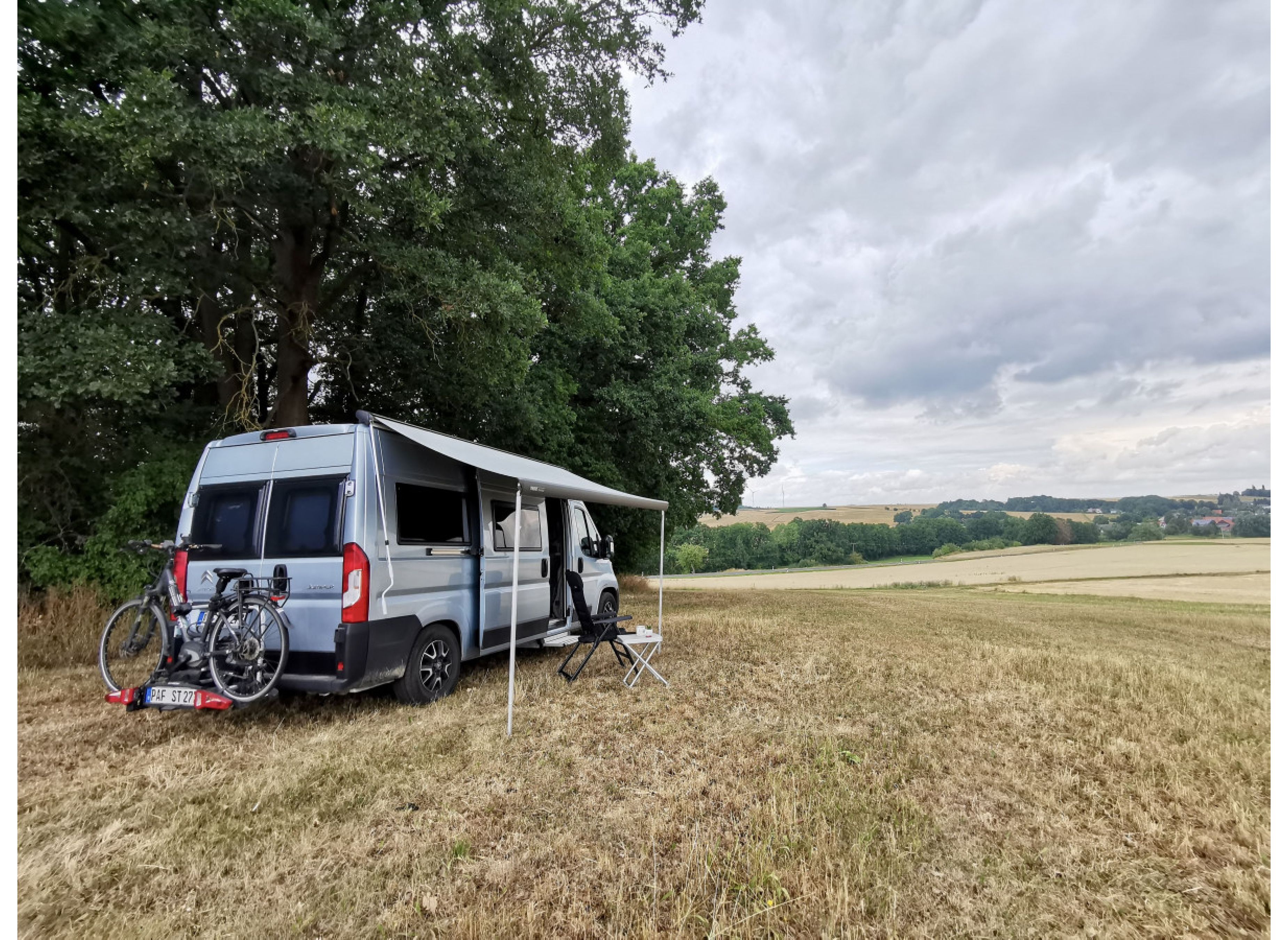 Natürlicher Stellplatz an einem kleinen Wäldchen — Photo 3