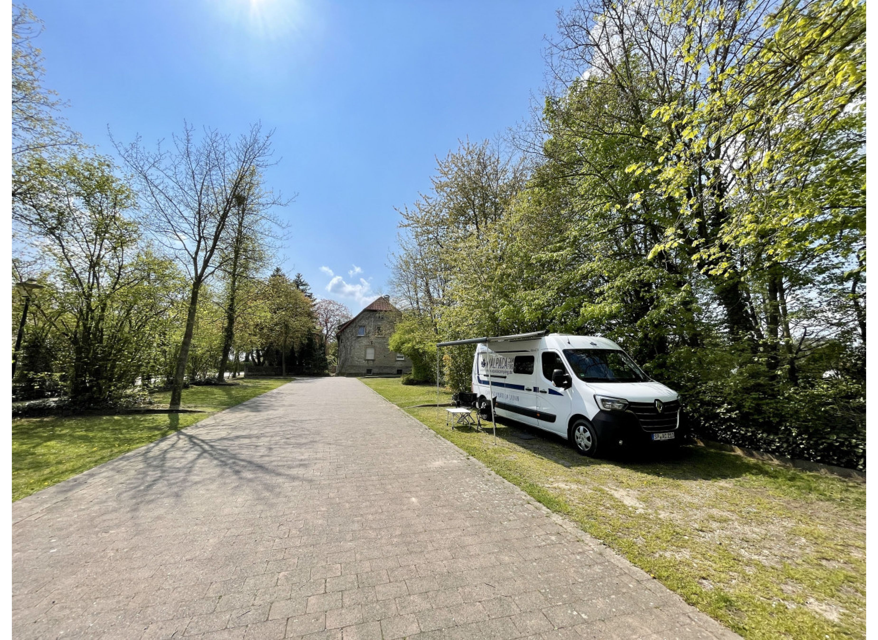 Entspannter Stellplatz unter Bäumen in Borgentreich — Photo 3