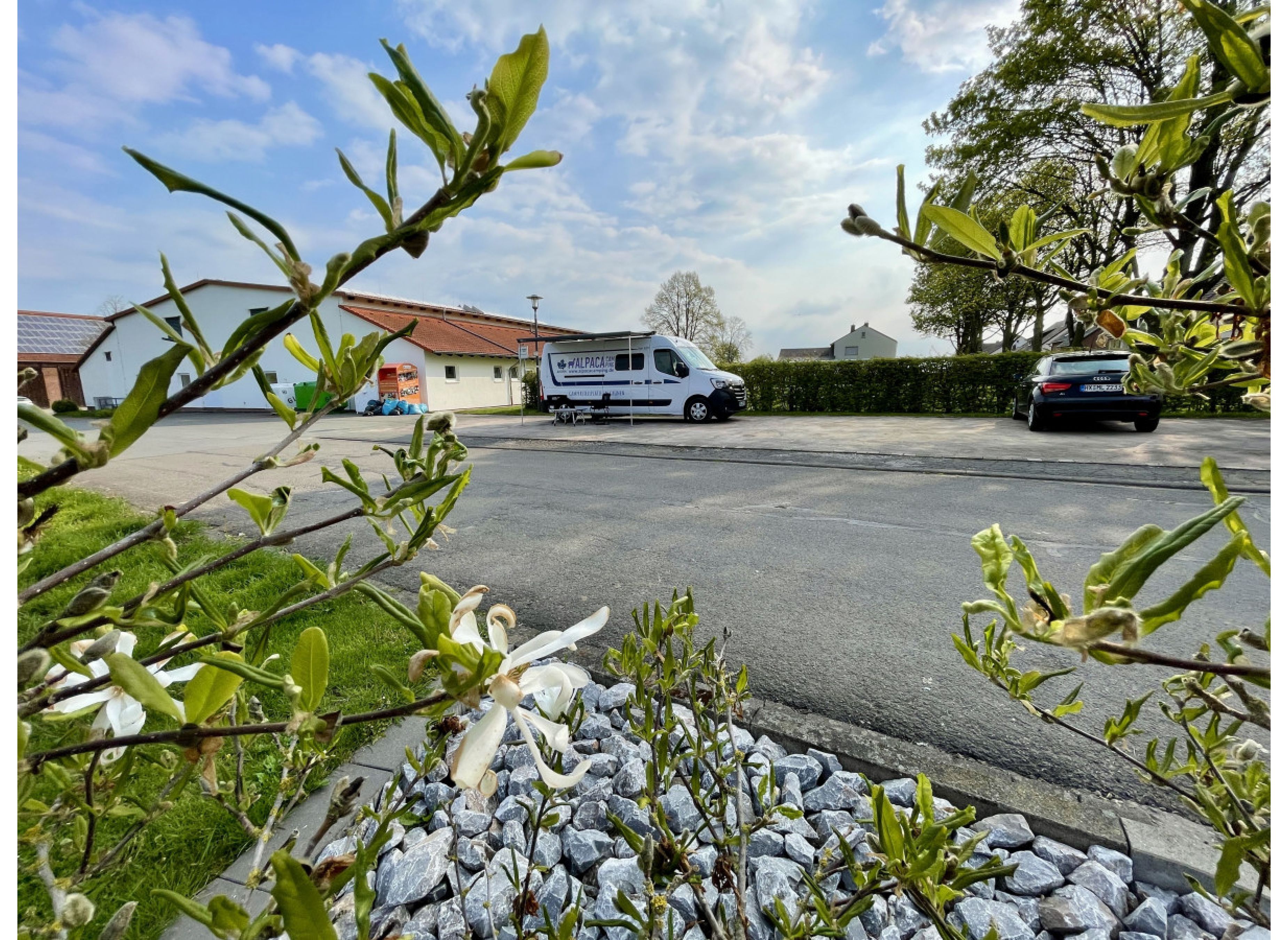 Ruhiger Stellplatz hinter der Ederhalle
