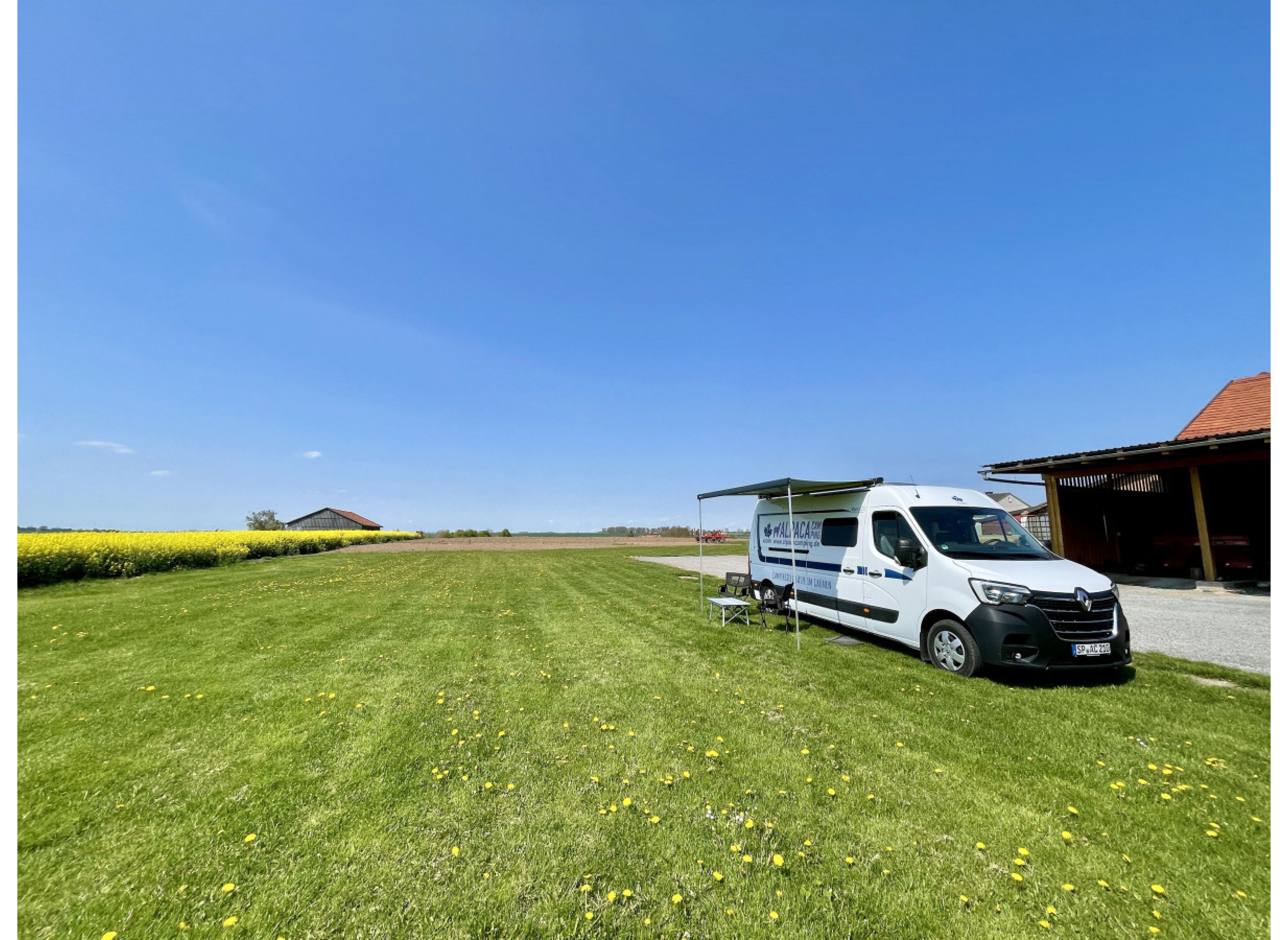 Lagerfeuer und Grillen auf der grünen Wiese