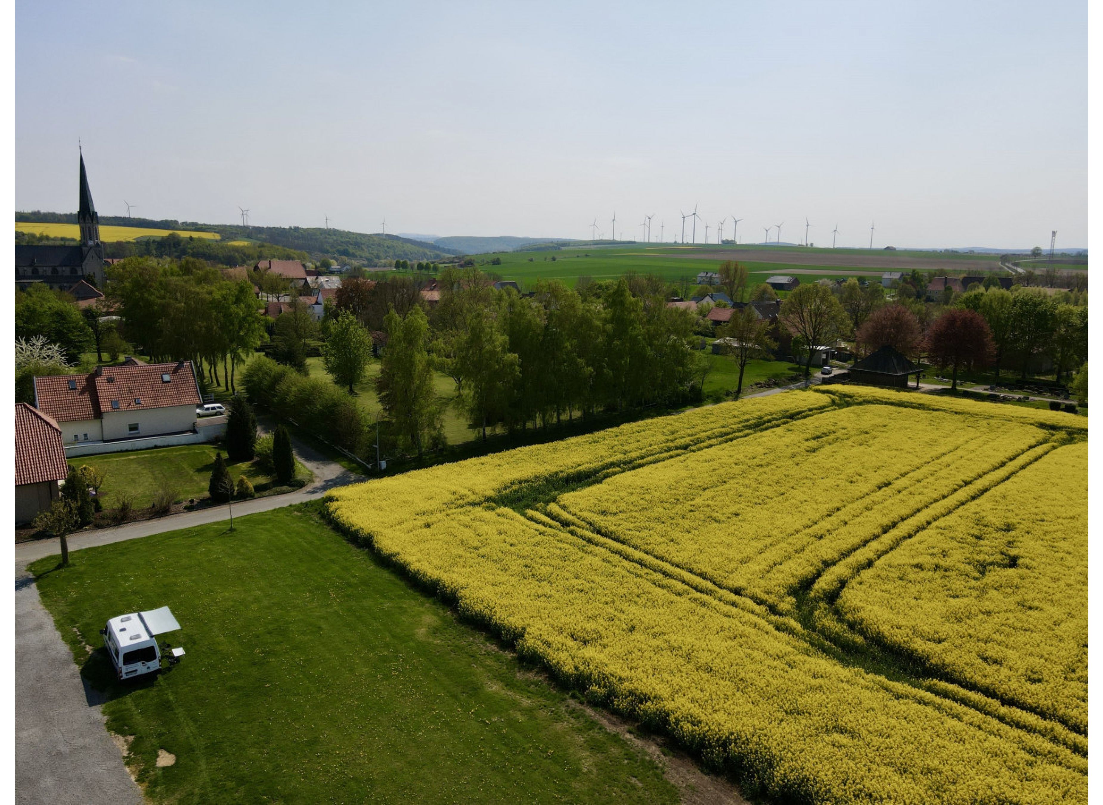 Lagerfeuer und Grillen auf der grünen Wiese — Photo 3