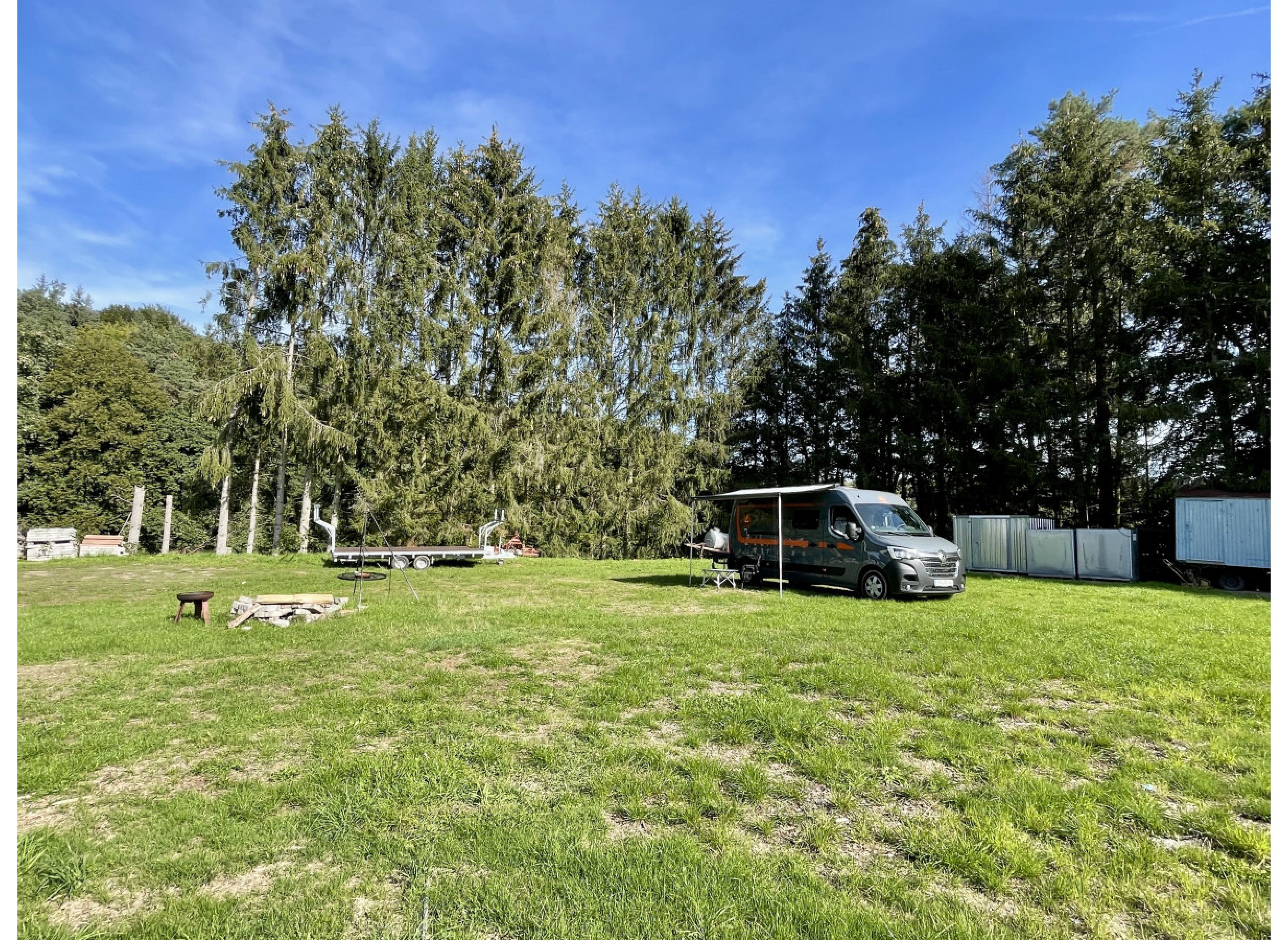 Ruhiger Stellplatz auf Waldlichtung — Photo 2