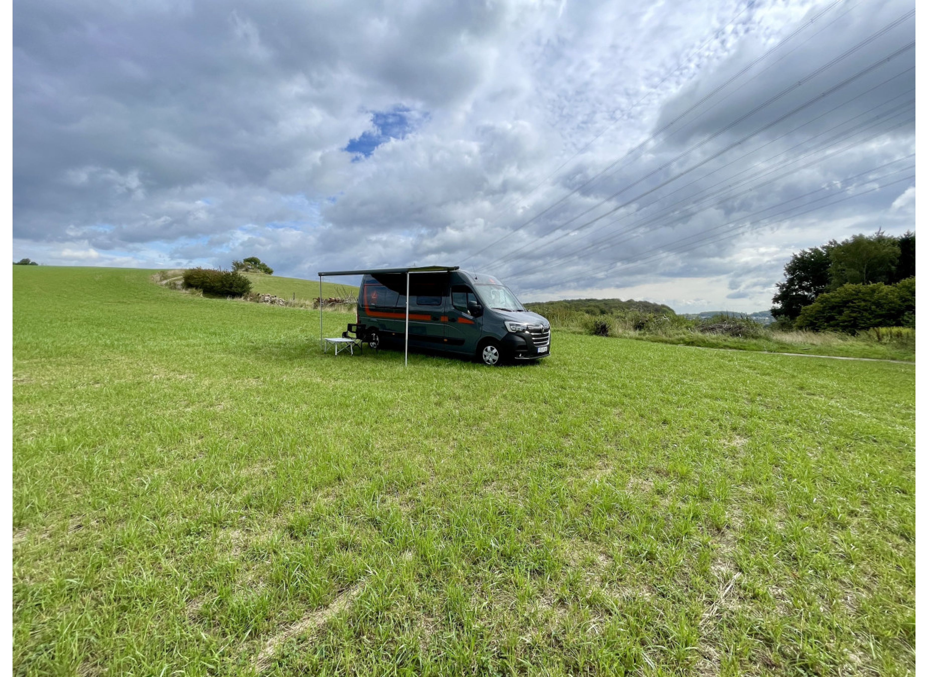 Stellplatz auf Berg mit wunderschönen Sonnenuntergängen
