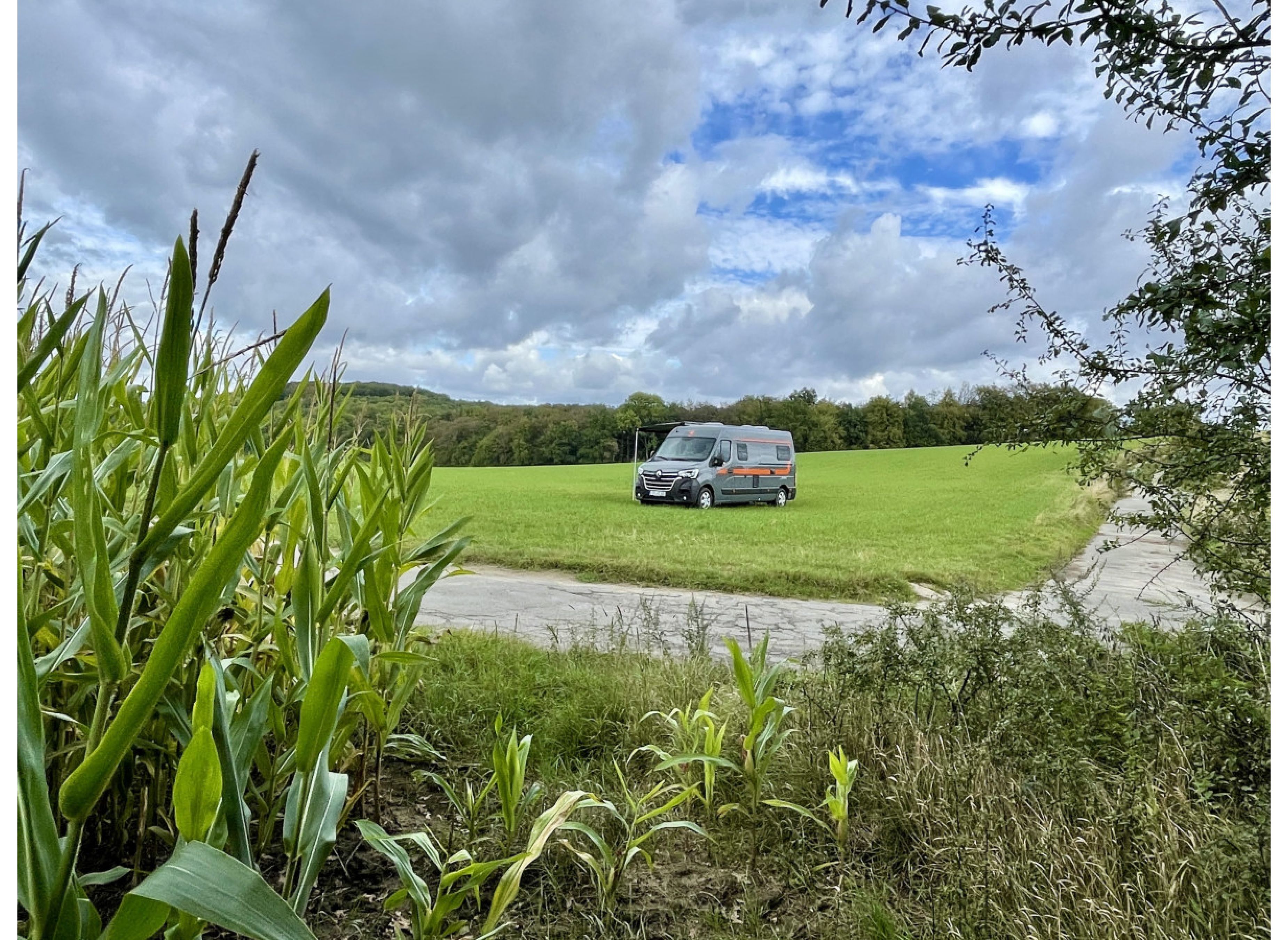 Stellplatz auf Berg mit wunderschönen Sonnenuntergängen — Photo 2