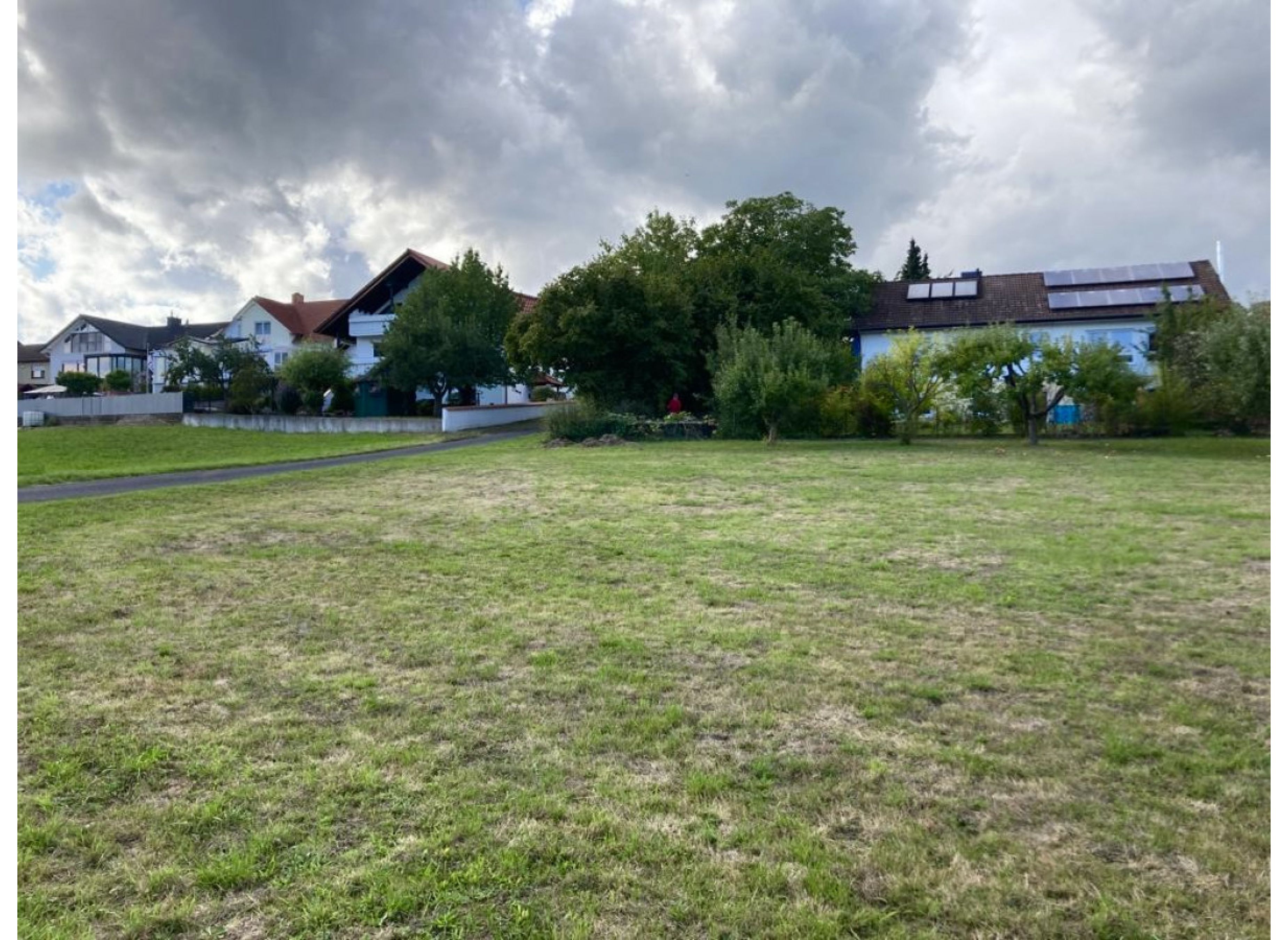 Einzelstellplatz in Freigericht Ortsrandlage mit Blick auf Wiesen und Äcker — Photo 2
