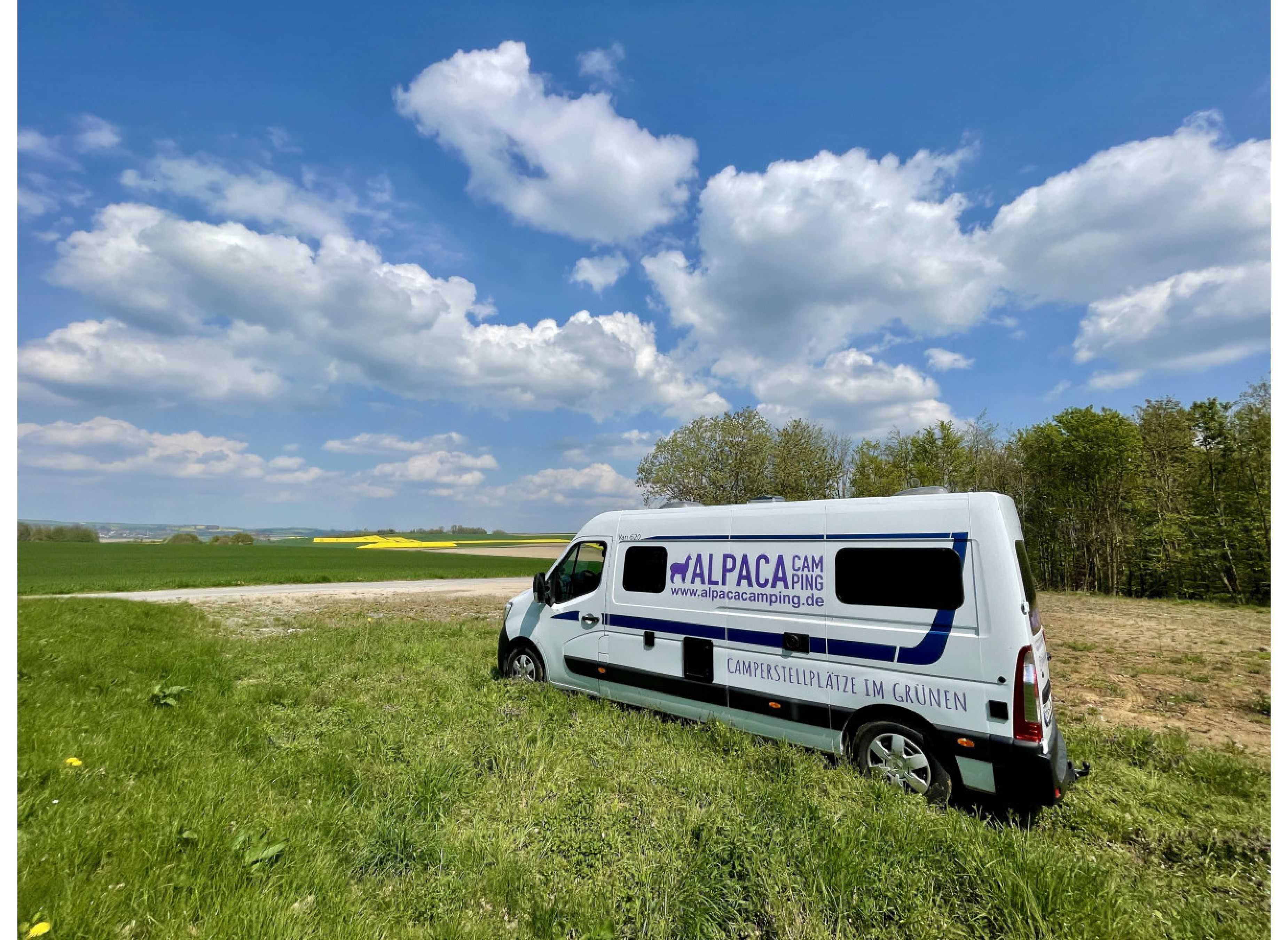 Wohnmobilstellplatz auf einer saftig grünen Wiese