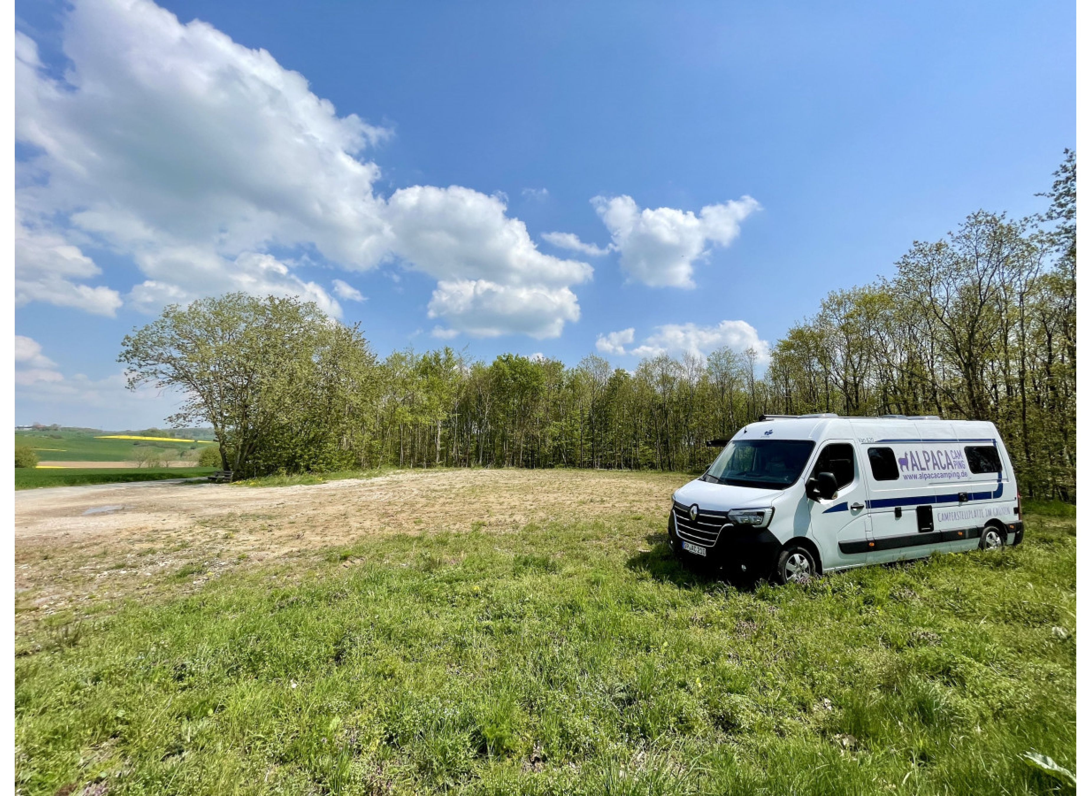 Wohnmobilstellplatz auf einer saftig grünen Wiese — Photo 2