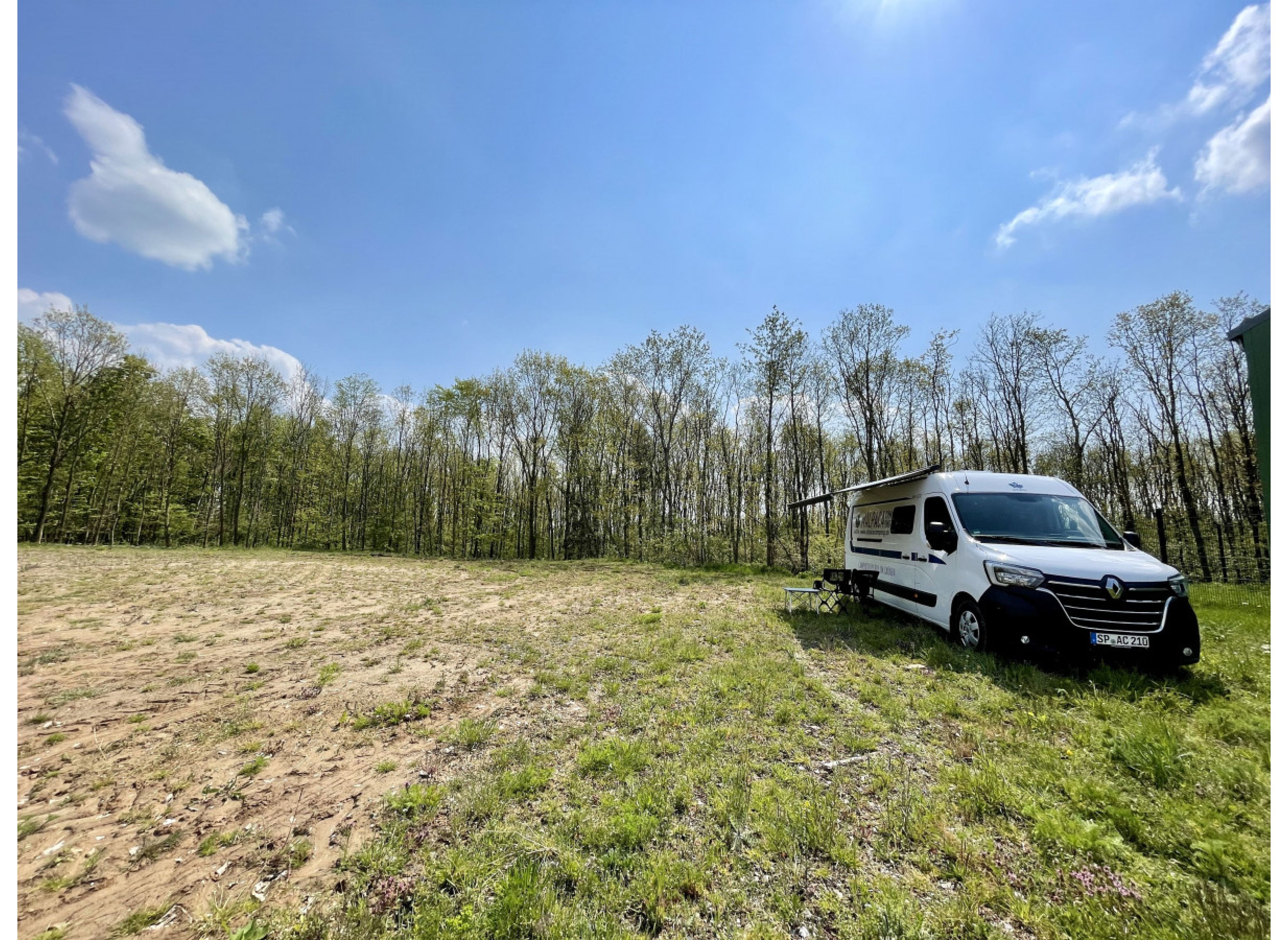 Wohnmobilstellplatz auf einer saftig grünen Wiese — Photo 3