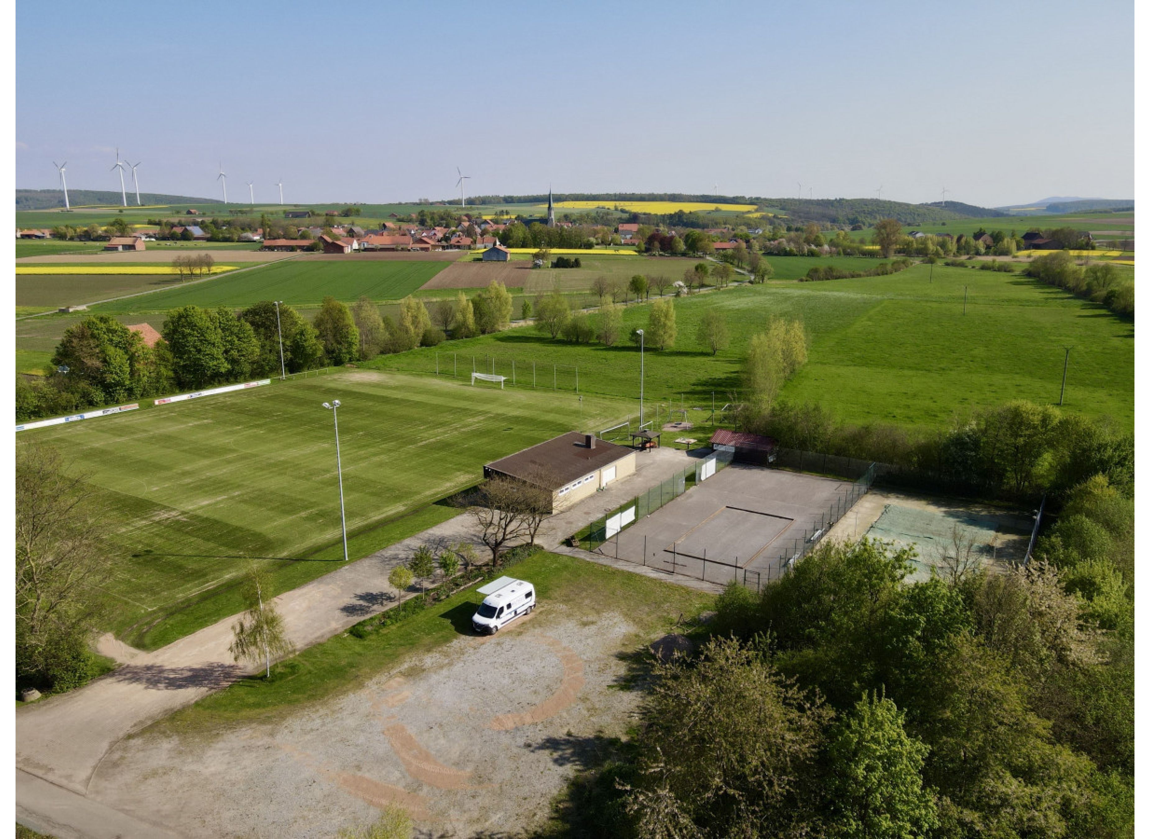 Ruhiger Stellplatz neben einem Sportplatz umgeben von Natur
