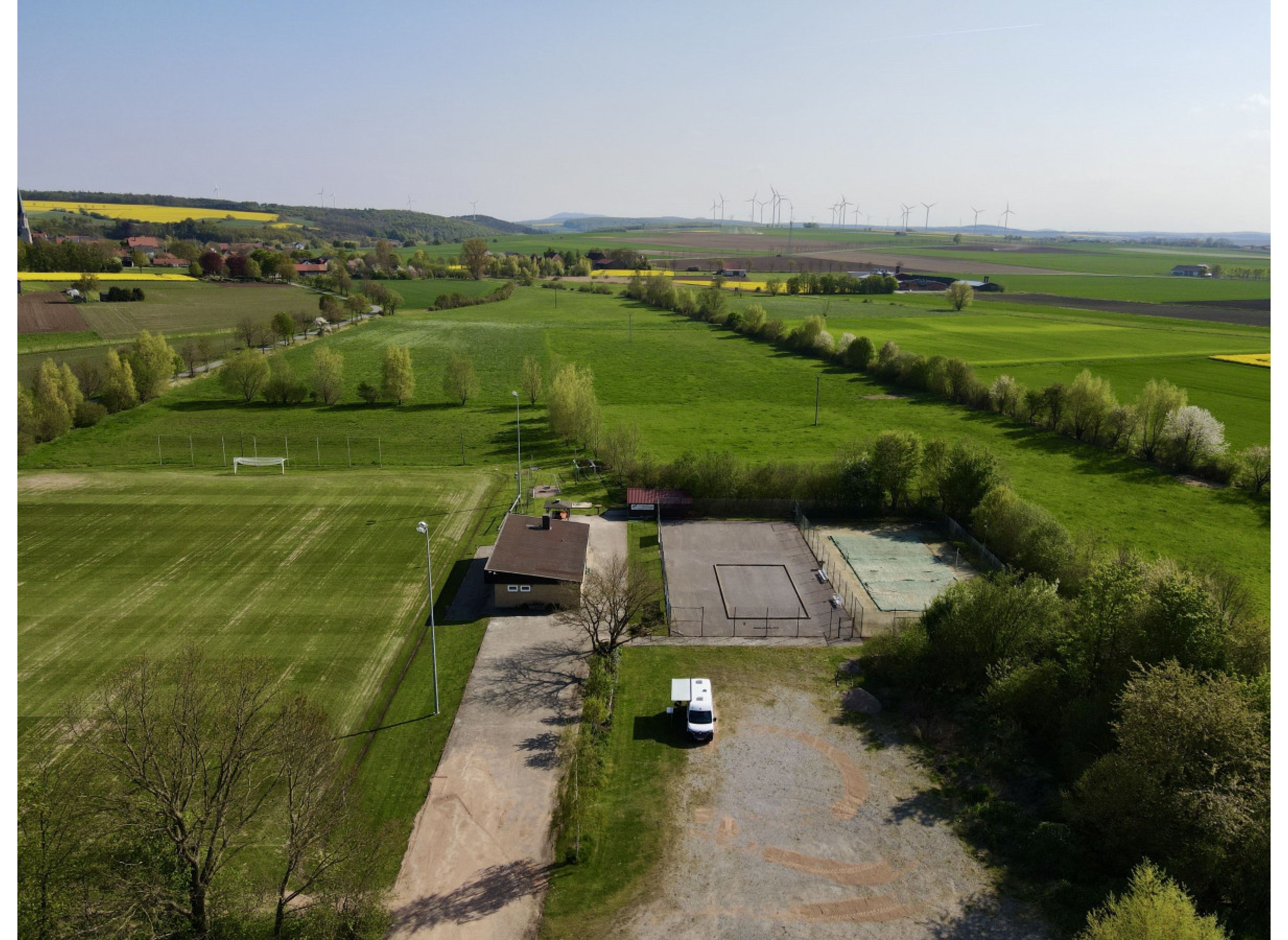 Ruhiger Stellplatz neben einem Sportplatz umgeben von Natur — Photo 2