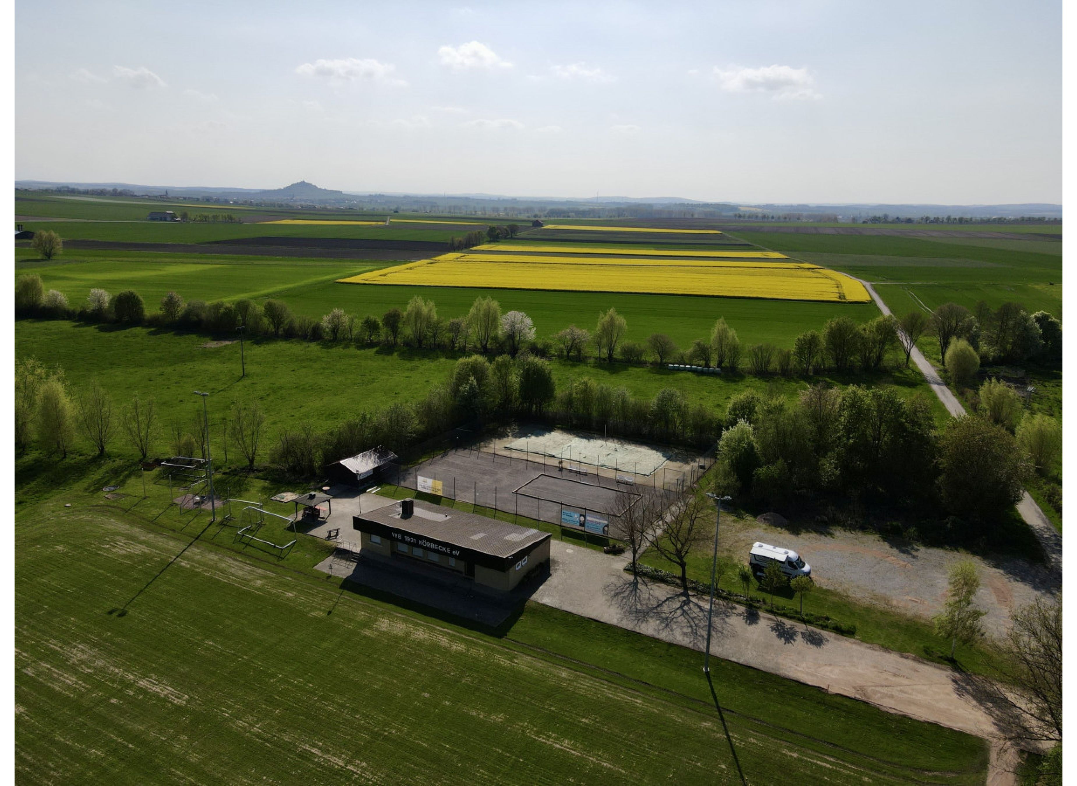 Ruhiger Stellplatz neben einem Sportplatz umgeben von Natur — Photo 3