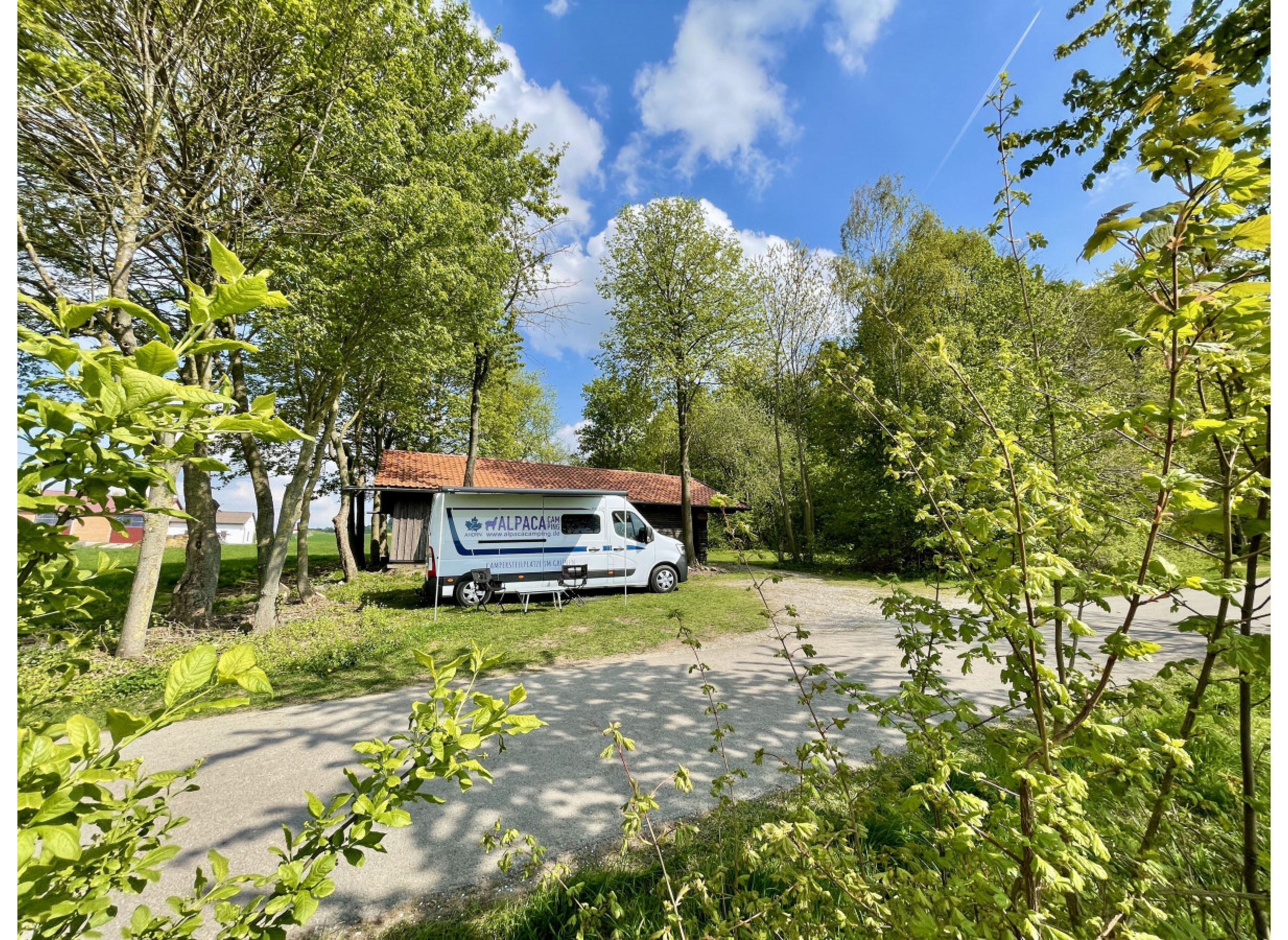 Idyllischer Wohnmobilstellplatz neben einer Schutzhütte #2 — Photo 2