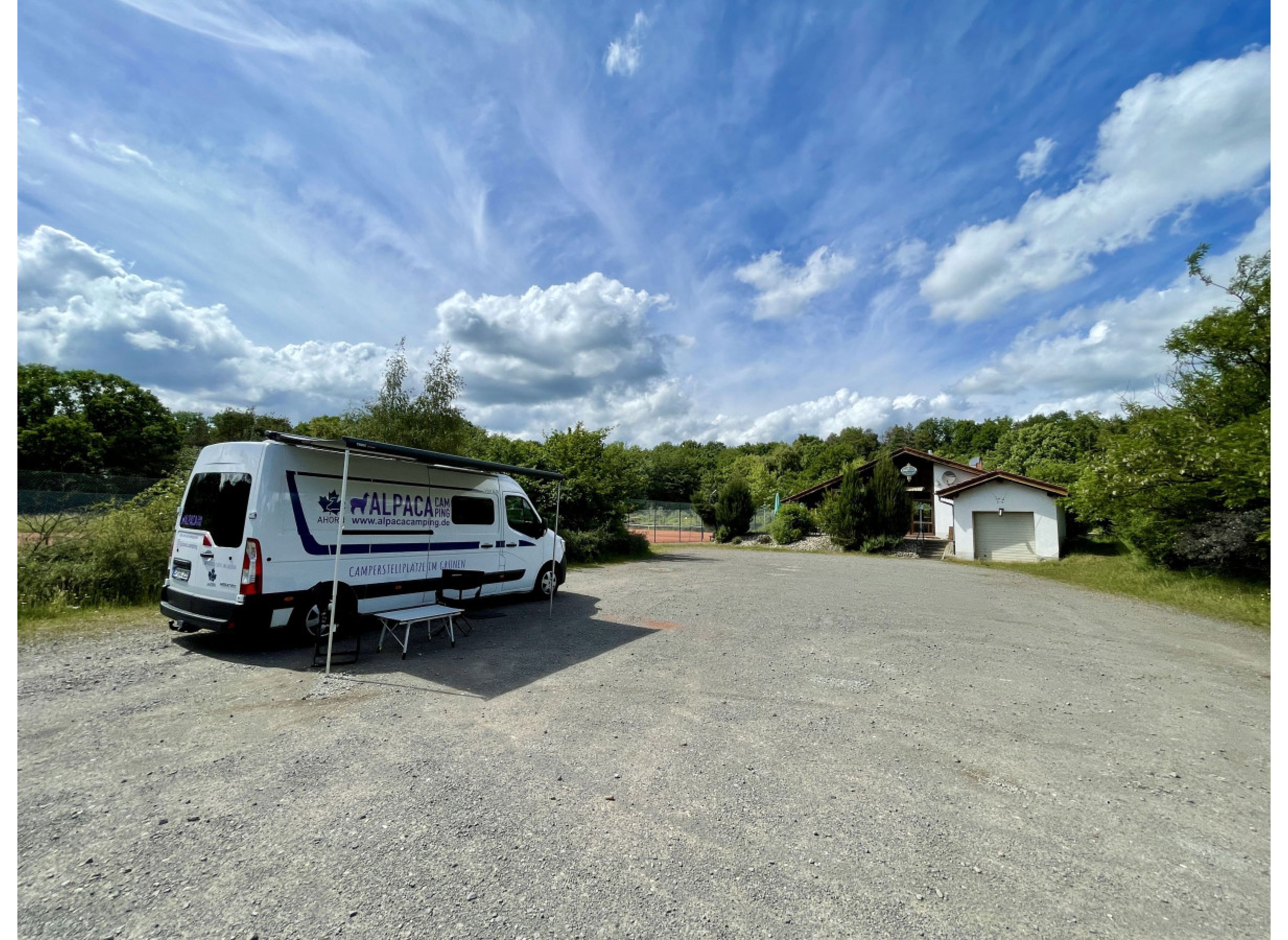 Tennisplatz in romantischer Waldlage — Photo 3