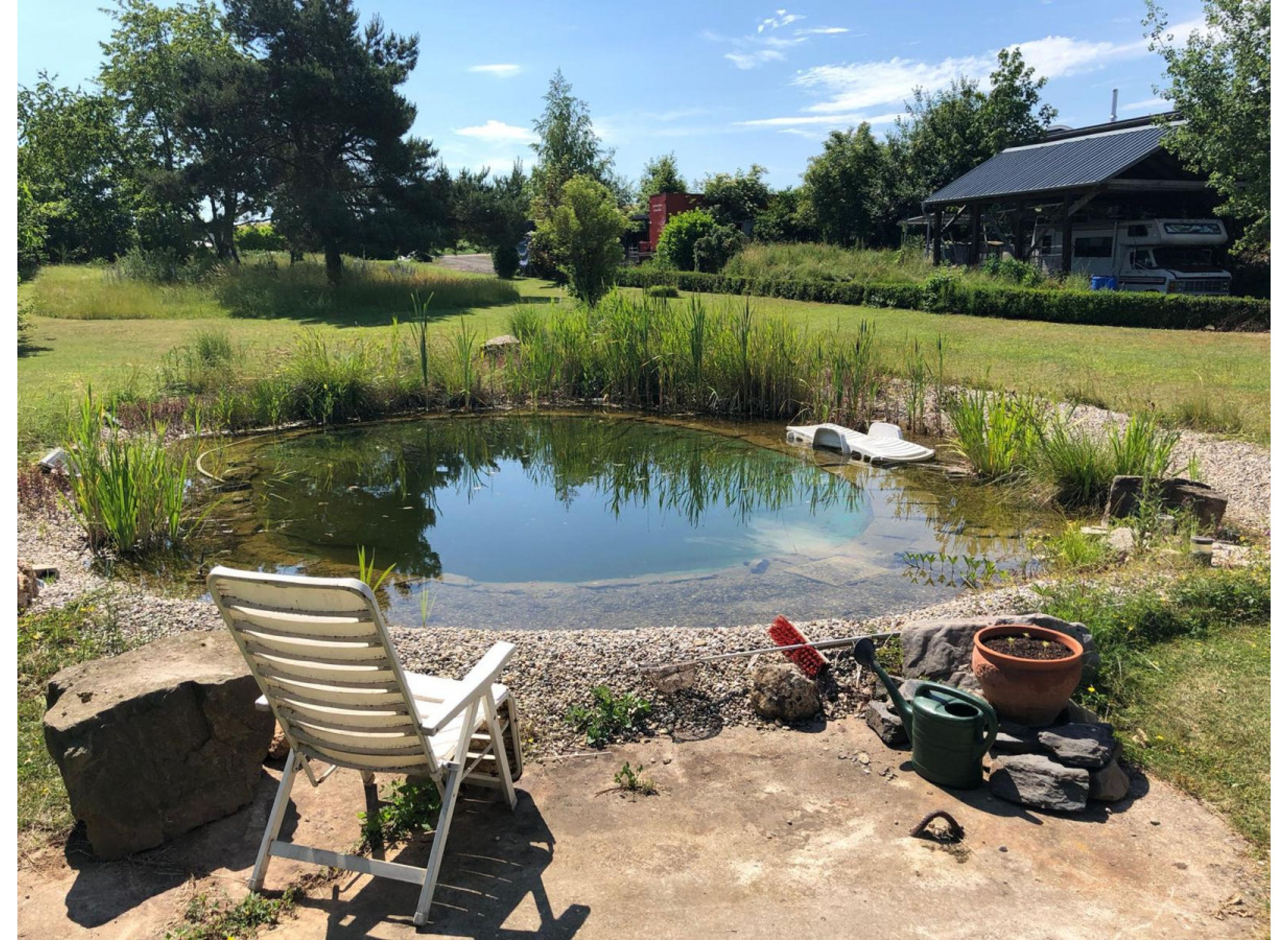 Großes Grundstück mit Teich am   Rande von Werlau. Nur ein paar Gehminuten vom Freibad entfernt.