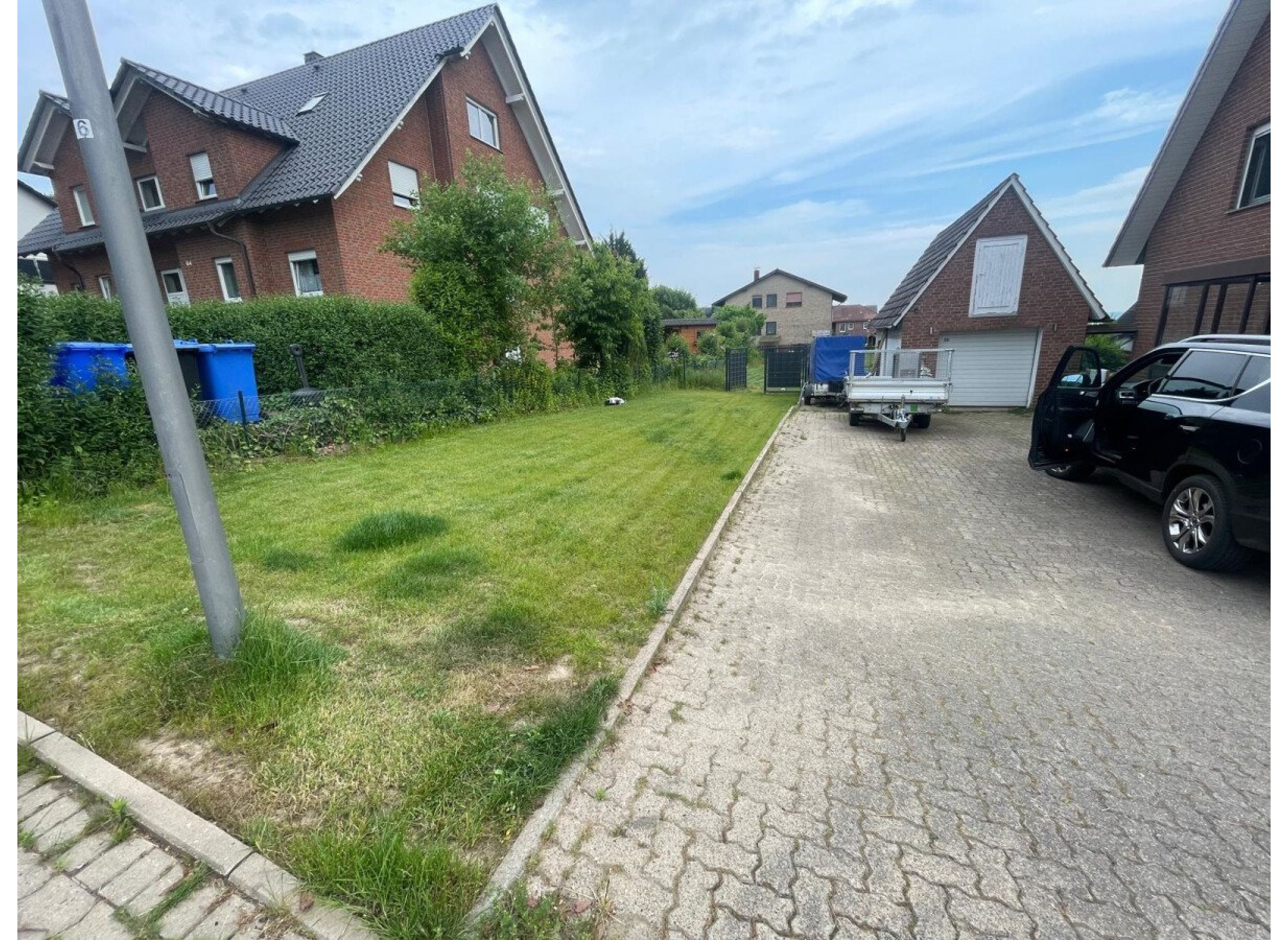 Geplasterter Stellplatz mit Grünstreifen vor dem Mobil, direkt am Wiehengebirge. — Photo 2