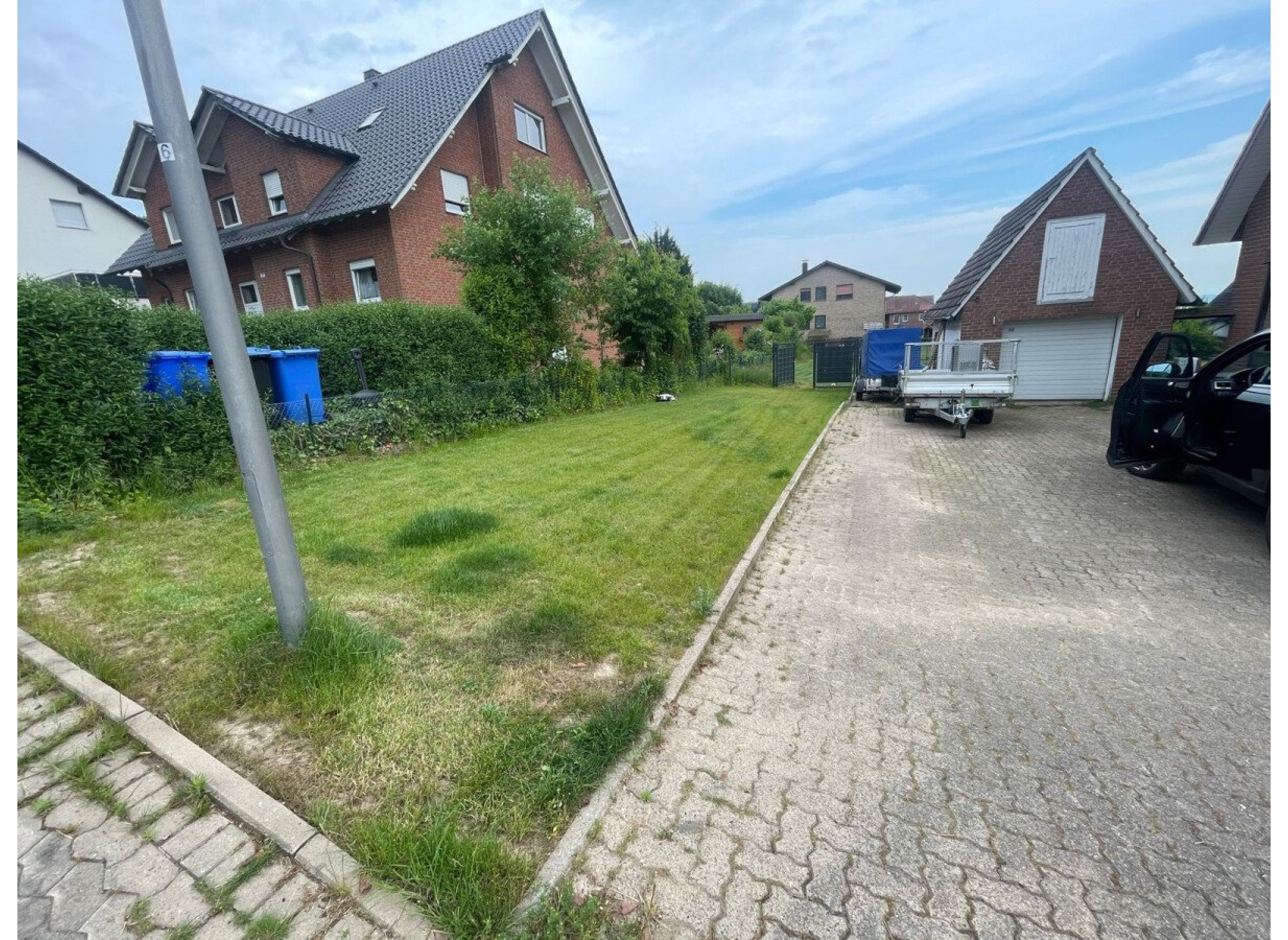 Geplasterter Stellplatz mit Grünstreifen vor dem Mobil, direkt am Wiehengebirge. — Photo 3