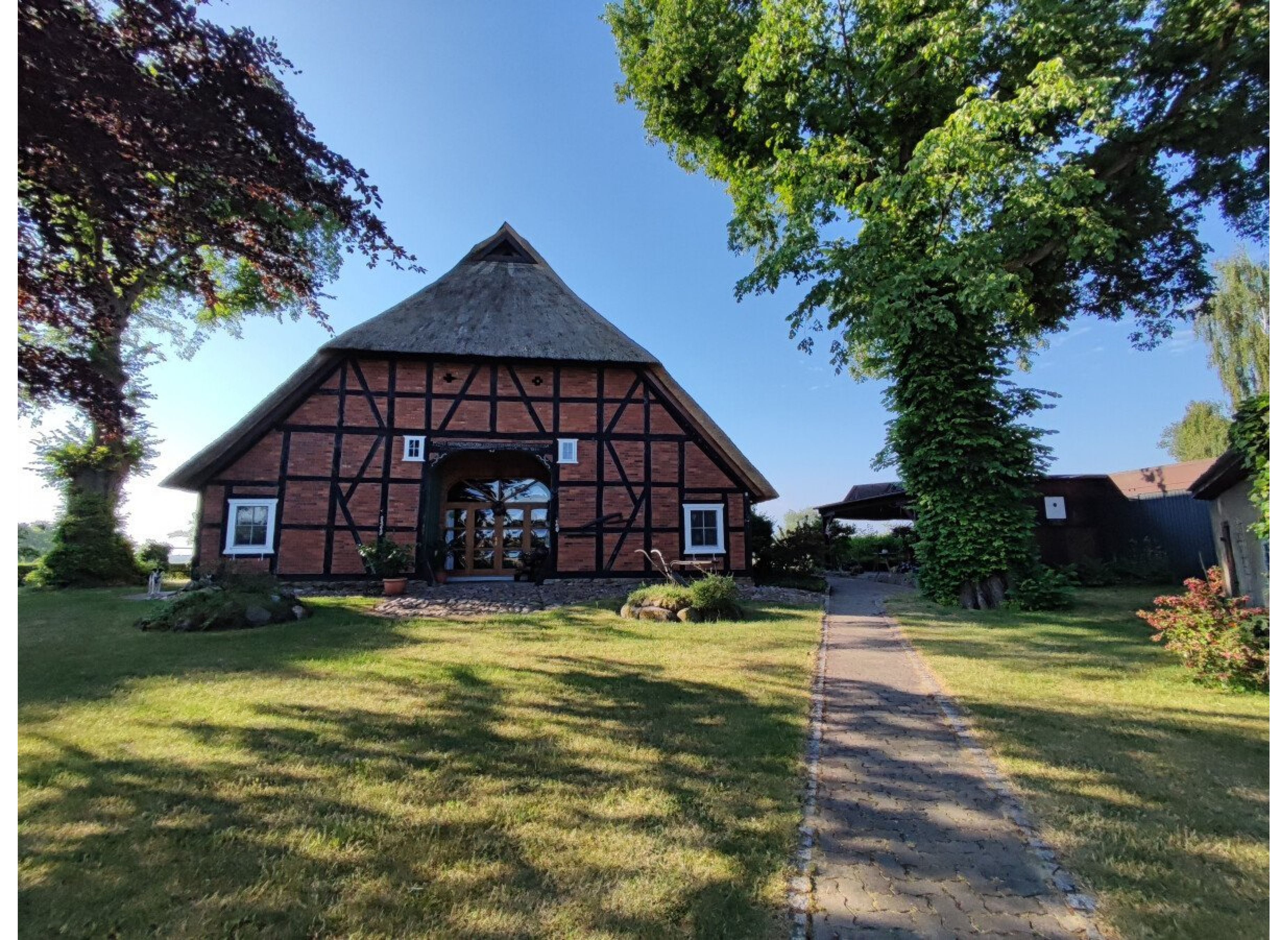 altes Bauernhausgrundstück mit Storchennest — Photo 2