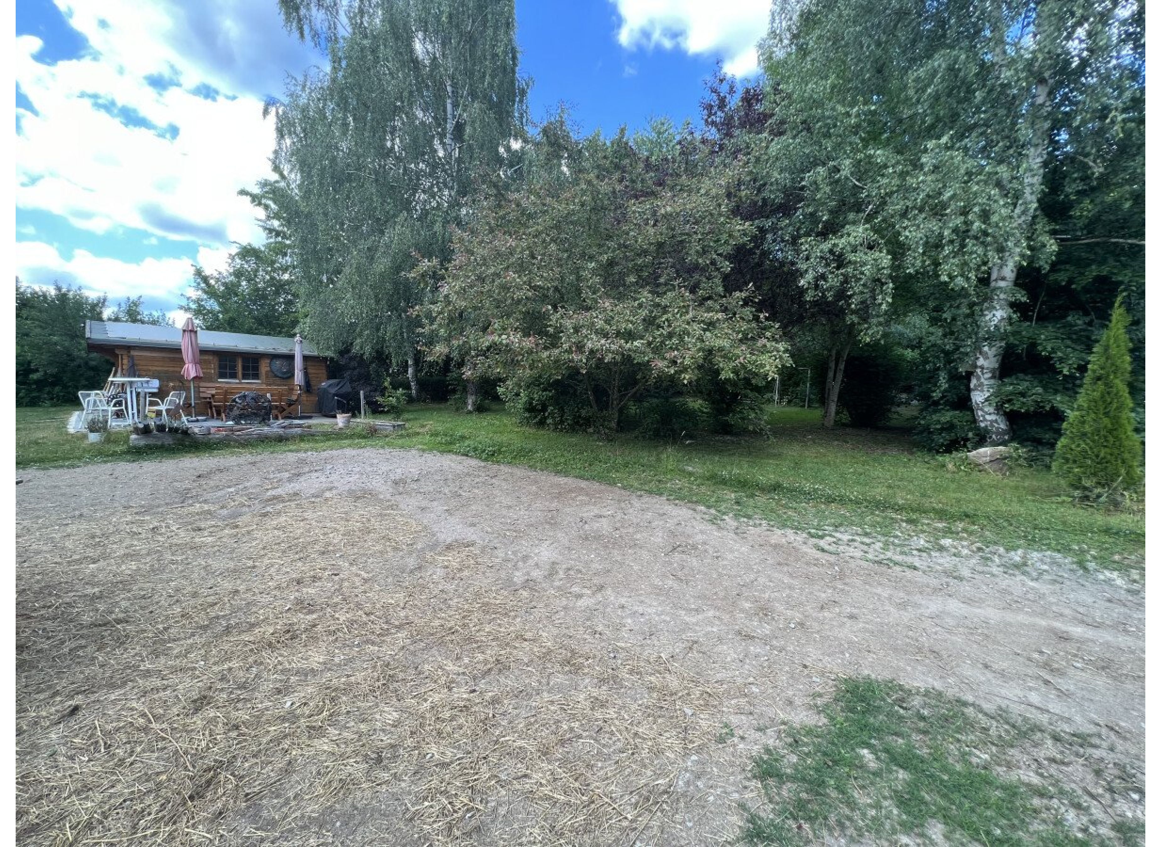 Idyllischer Platz direkt an Bach und Waldrand