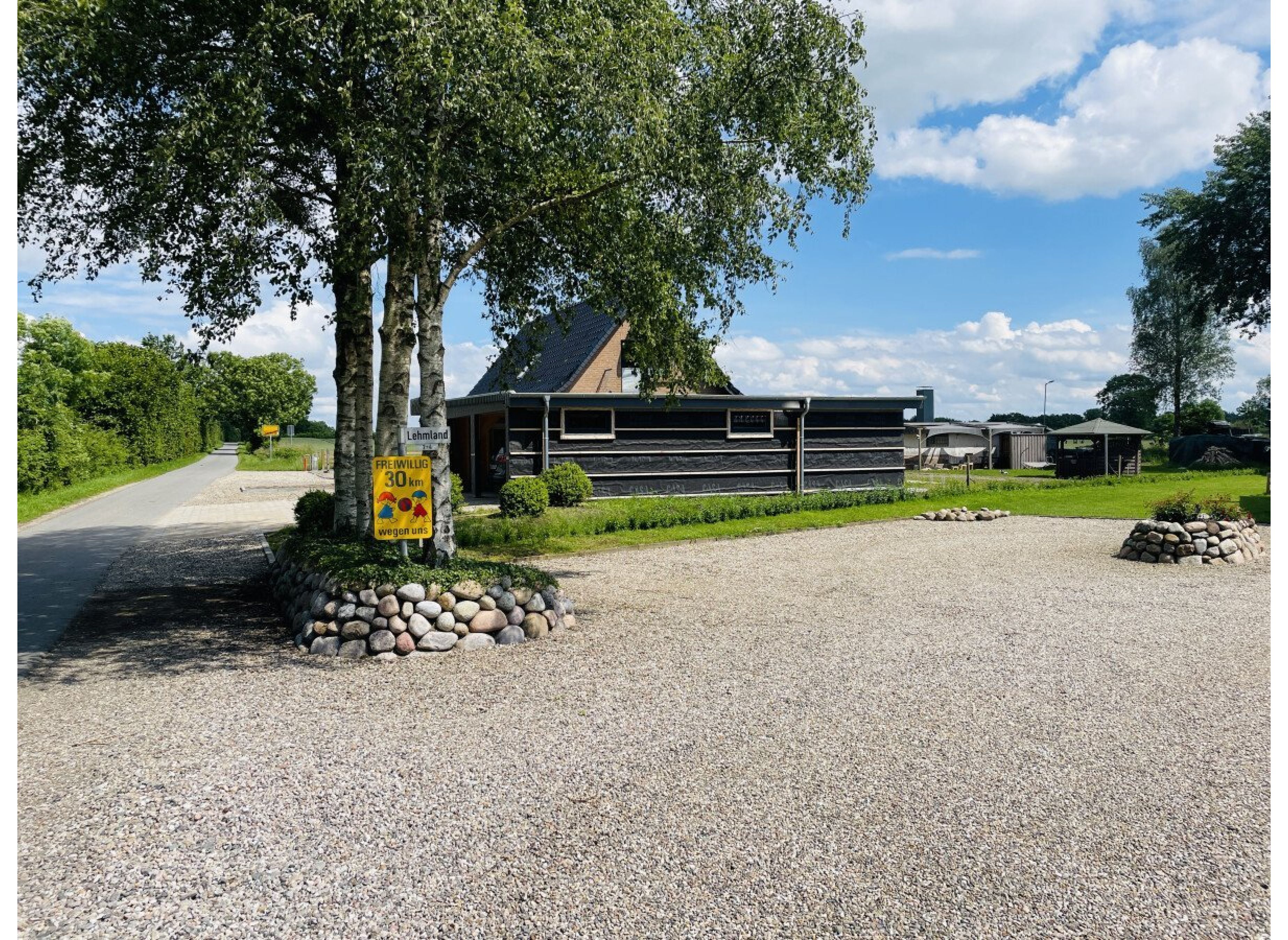 Einzelstellplatz in ruhigem Örtchen — Photo 2
