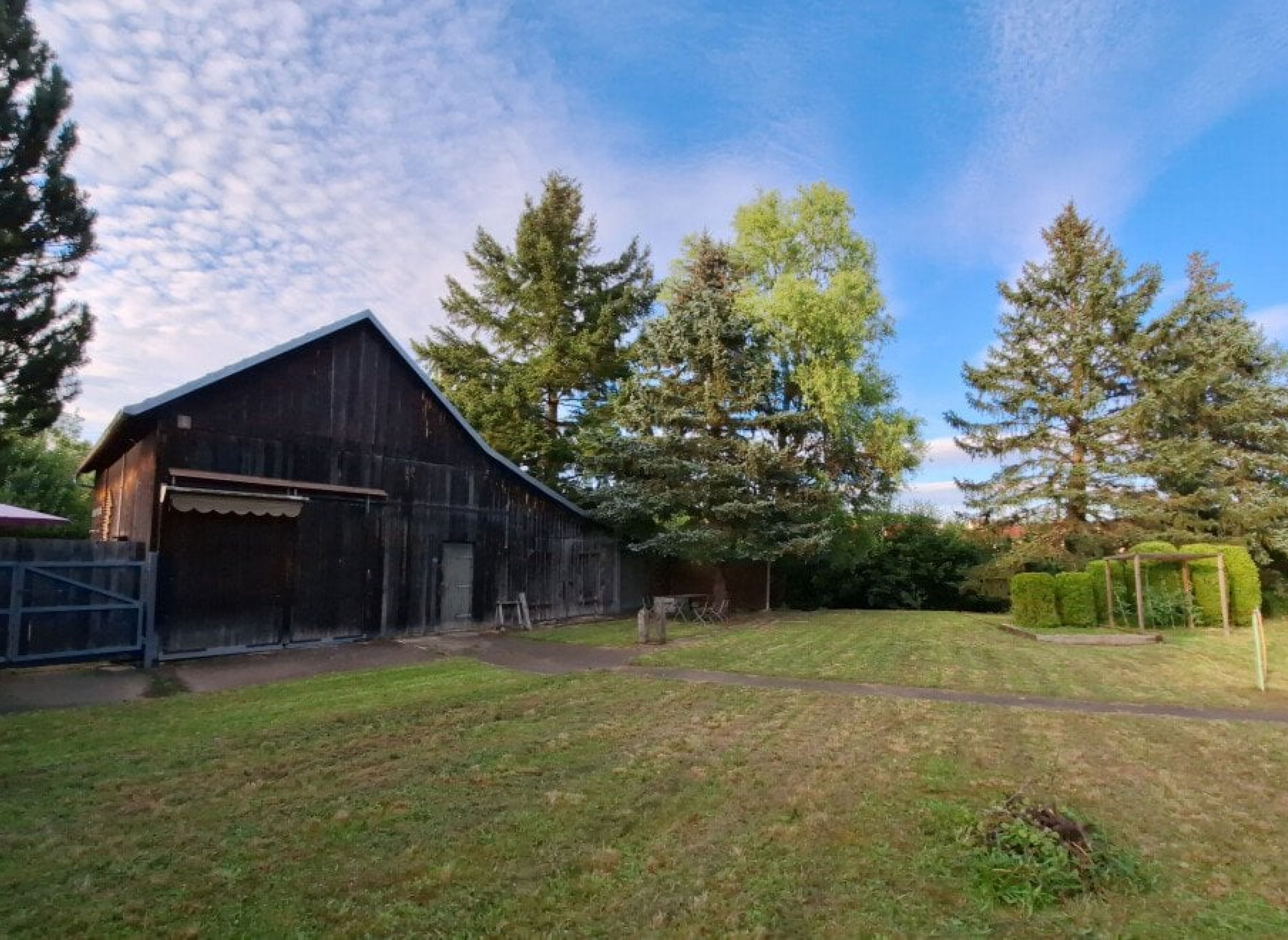 Einzelstellplatz Idyllischer Stellplatz/Zeltplatz an einer alten Dreschhalle direkt an der Wern — Motorhome pitch in Gössenheim
