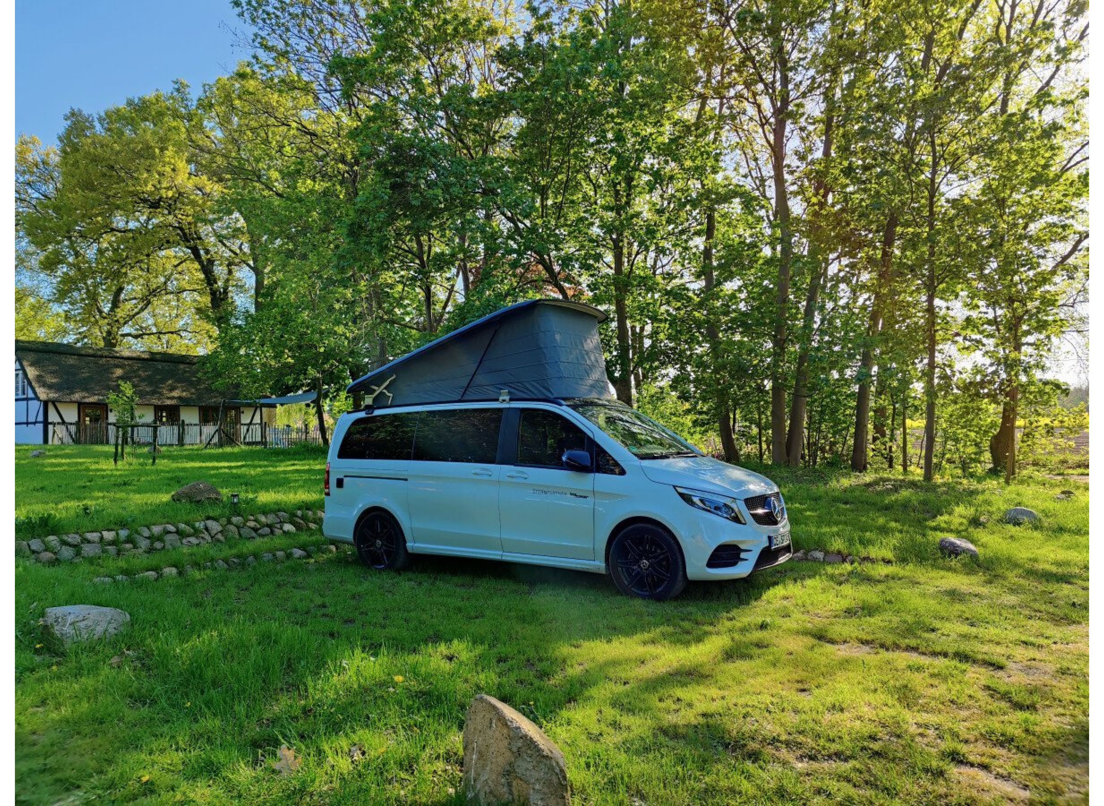 Stellplatz auf der Wiese am Reetdachhaus — Area sosta camper in Scharnebeck