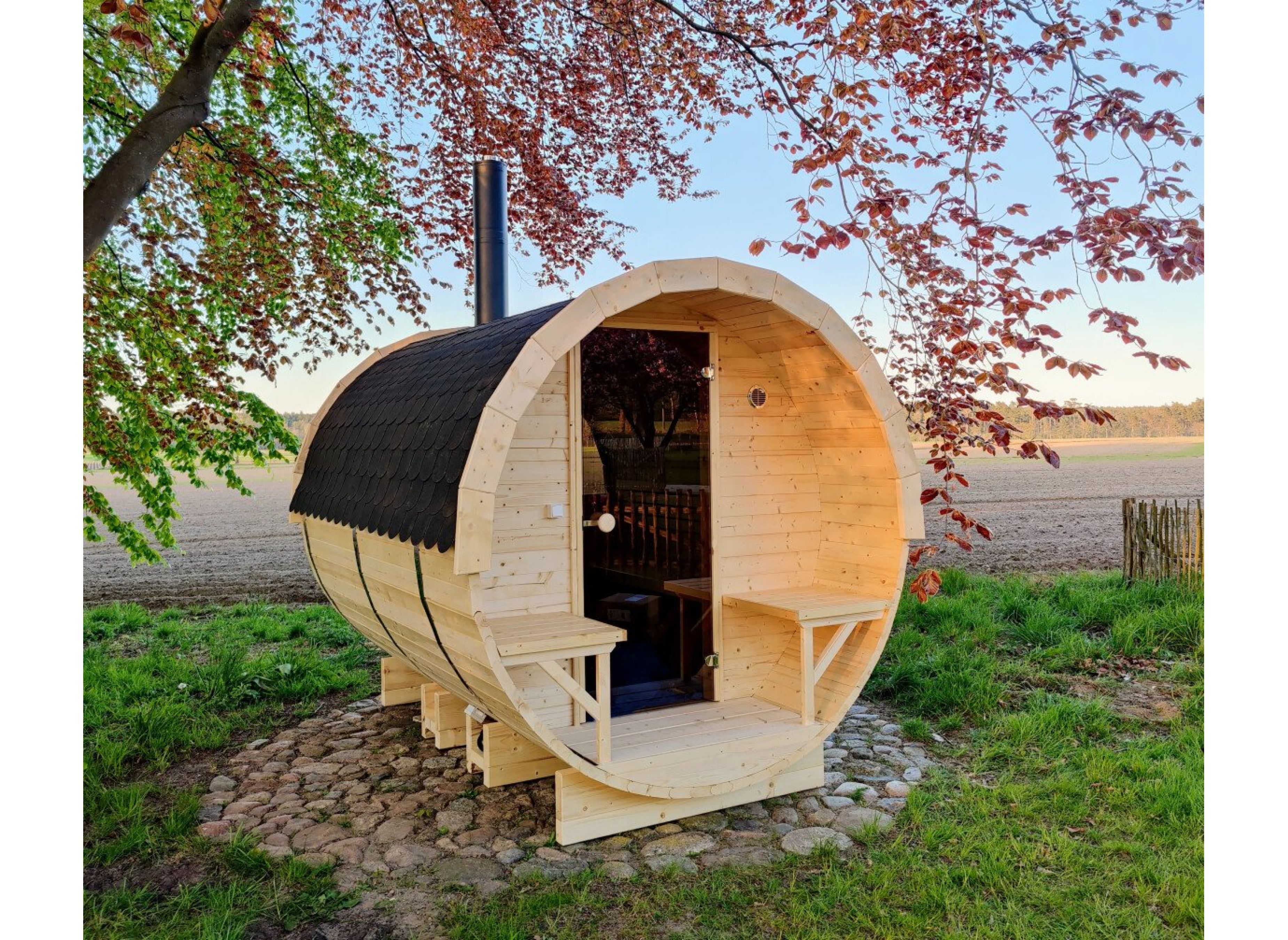 Stellplatz auf der Wiese am Reetdachhaus — Photo 3