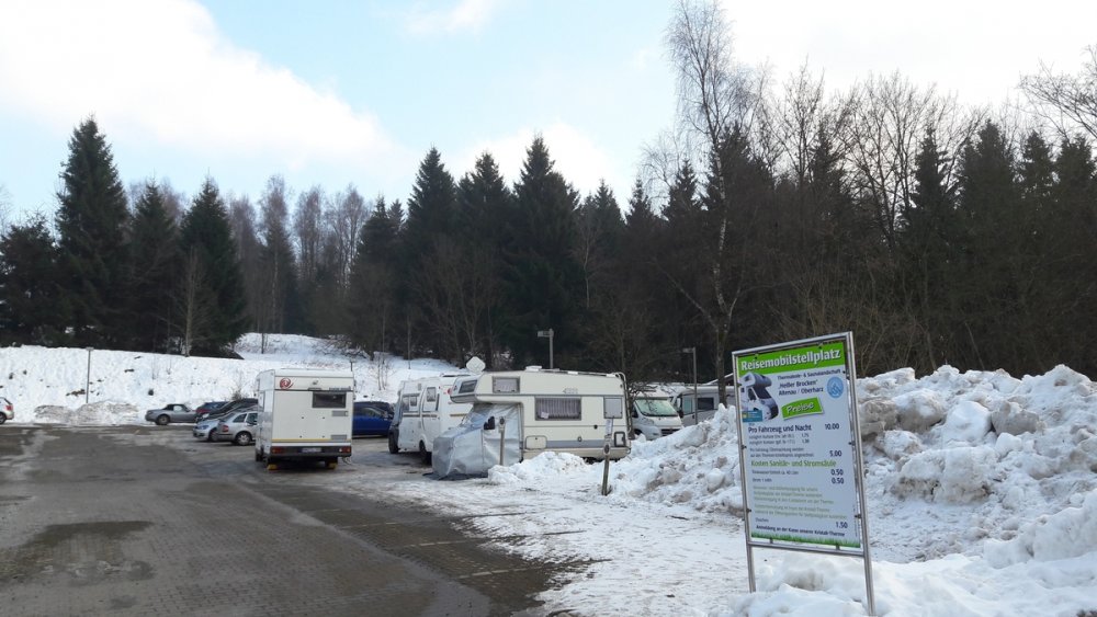 Stellplatz an der Kristalltherme Altenau — Ställplats in Altenau