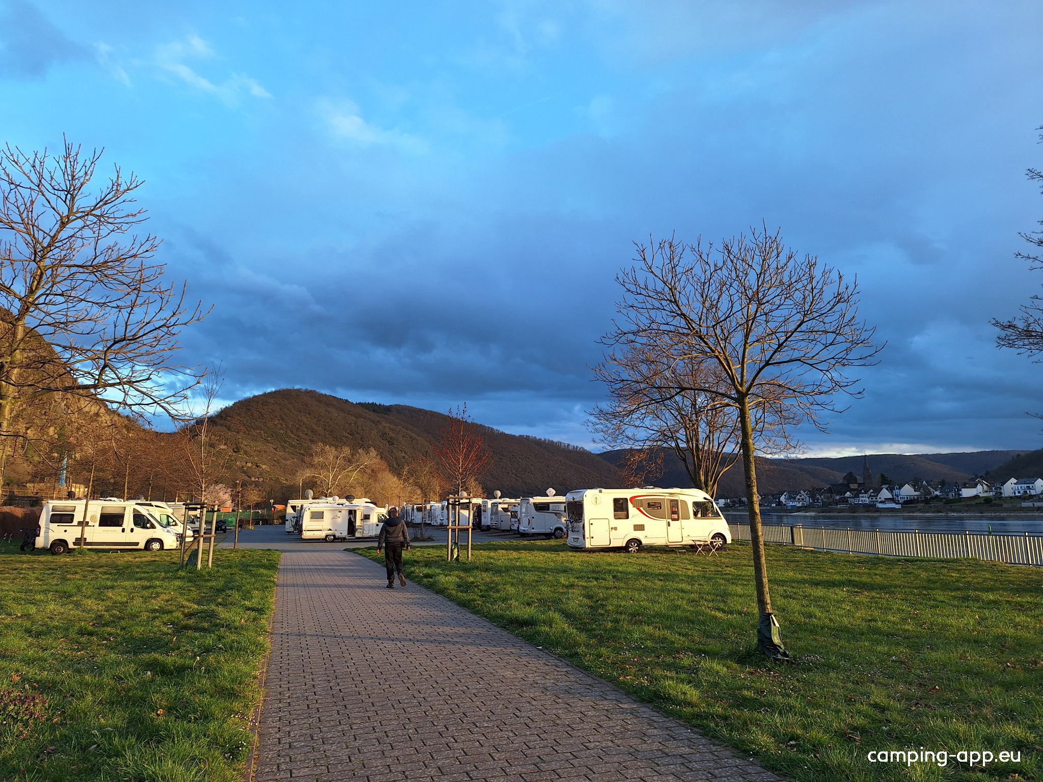Stellplatz am Rheinufer Braubach