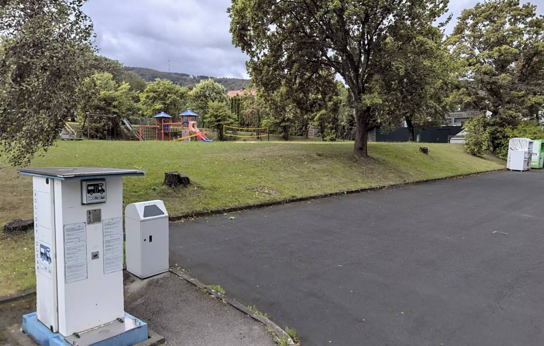 Wohnmobilstellplatz am Hallenbad Bischofsheim — Photo 2