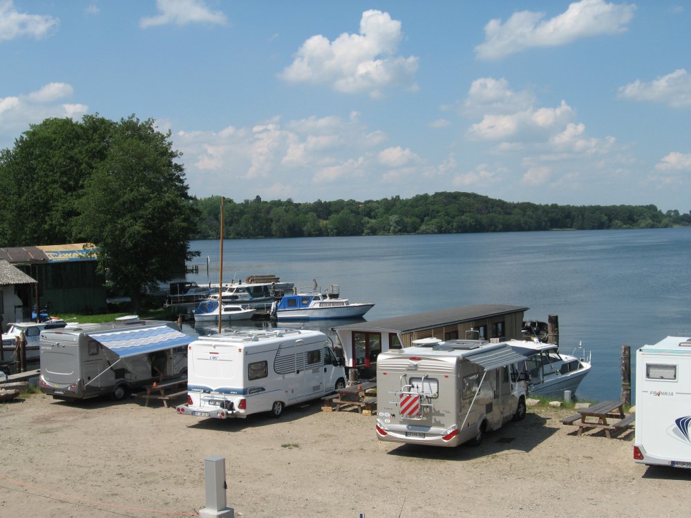 Stellplatz am Sportbootzentrum Ziegelsee Schwerin — Karavan parkı in Schwerin