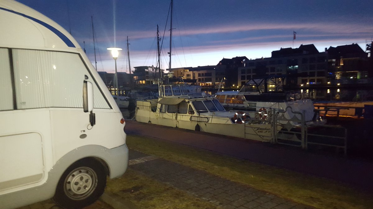Stellplatz Alter Binnenhafen — Motorhome pitch in Emden