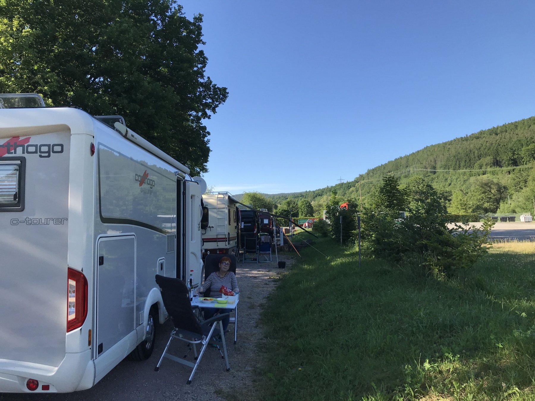 Wohnmobil Parkplatz am Schwimmbad