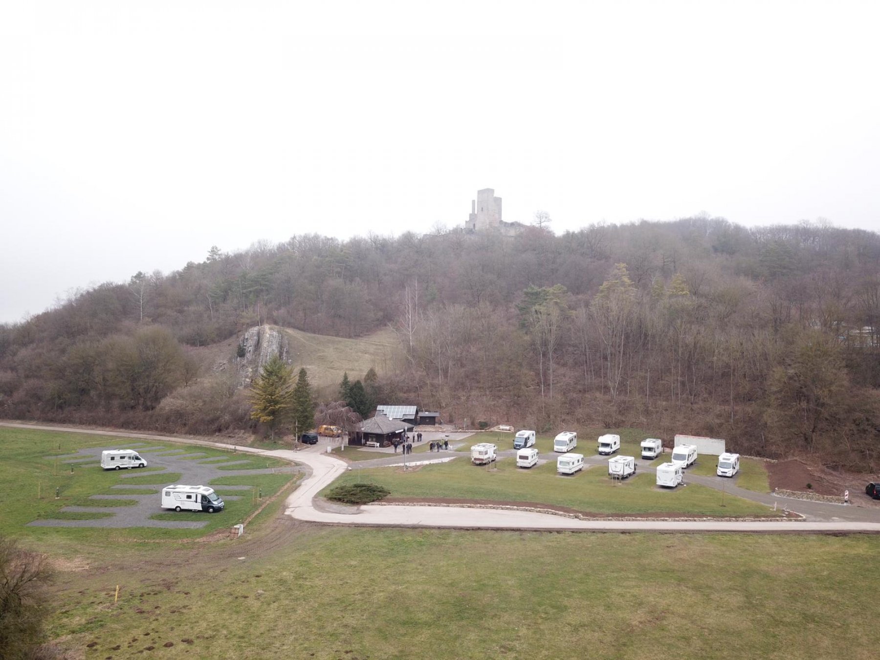 Wohnmobilhafen unter dem scharfen Stein